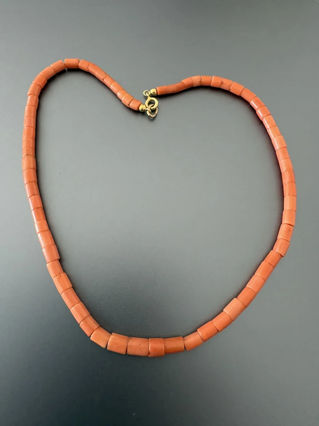 Collier en corail, fermoir métal. Longueur : 38 cm. - Lot 202