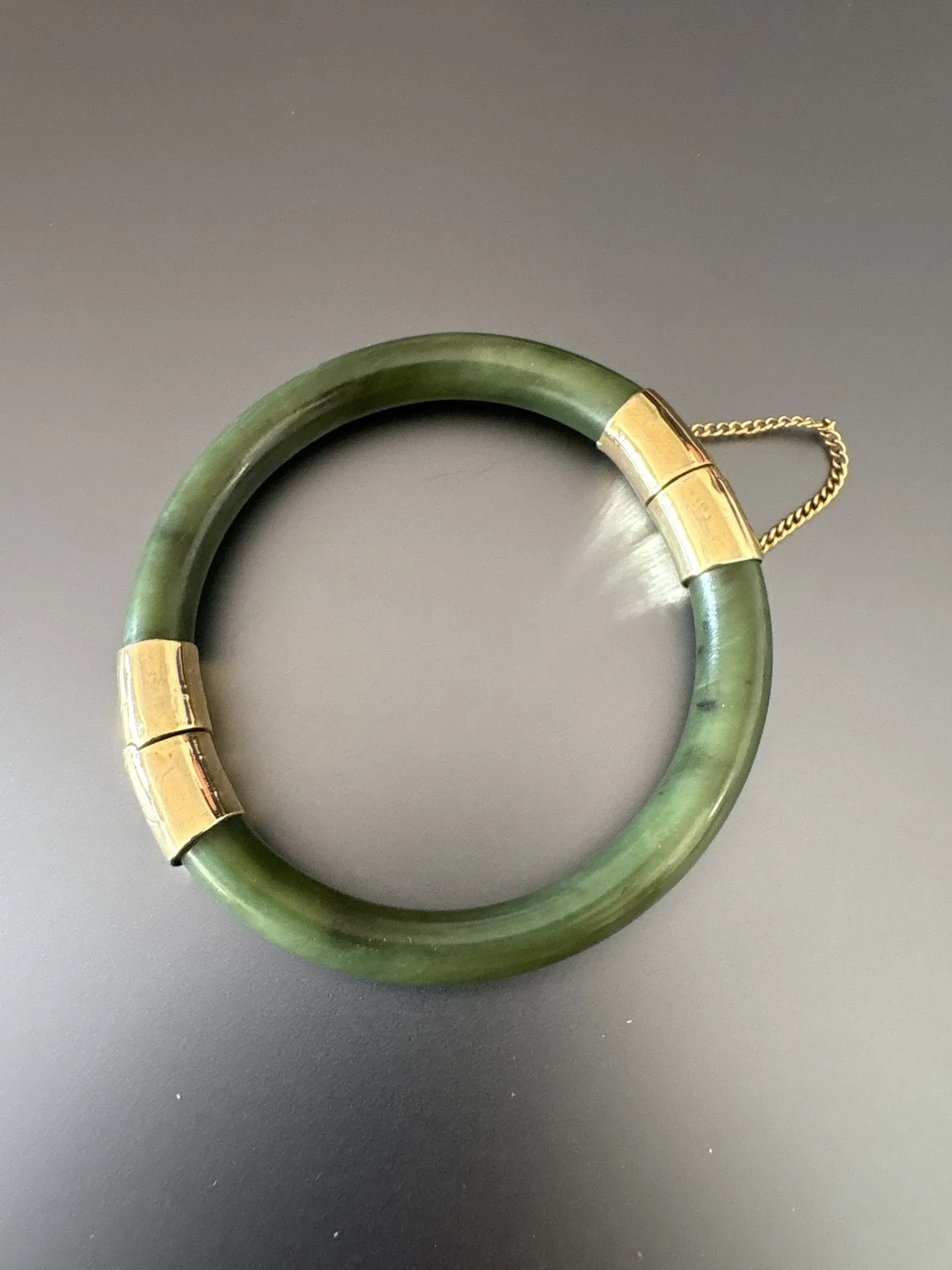 Bracelet jonc rigide ouvrant en jade vert et métal doré. Fer - Lot 147