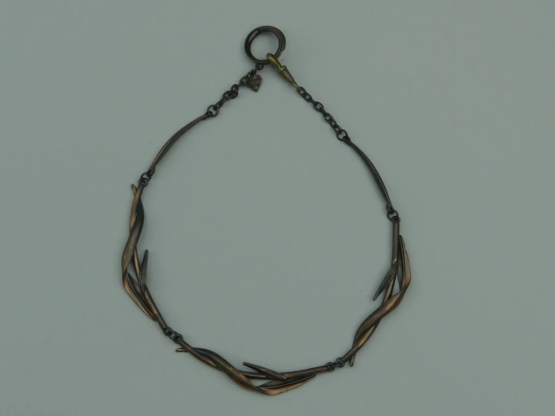 DOLCE VITA. Collier en métal ou cuivre à motifs de feuilles - Lot 442