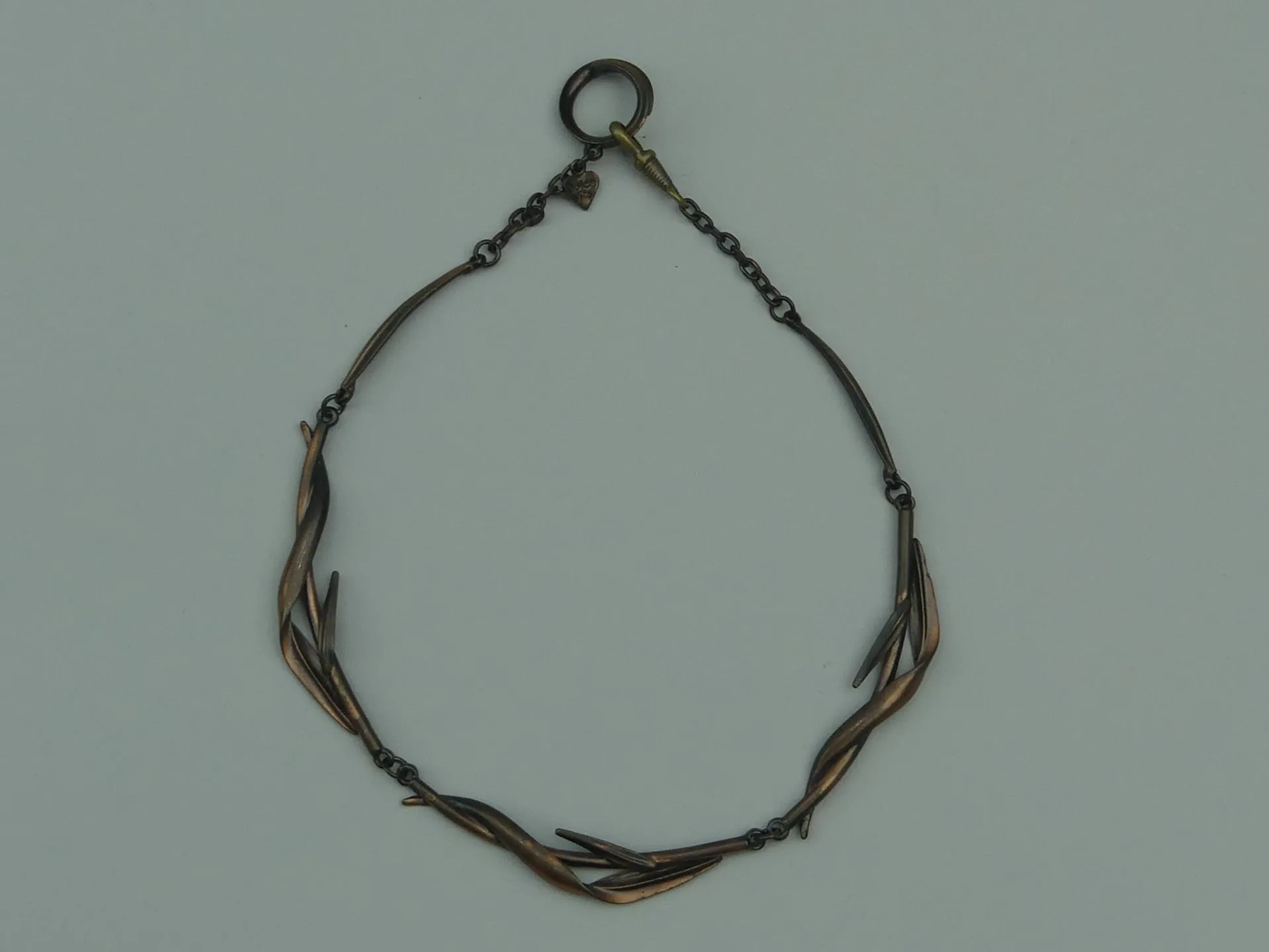 DOLCE VITA. Collier en métal ou cuivre à motifs de feuilles - Lot 442