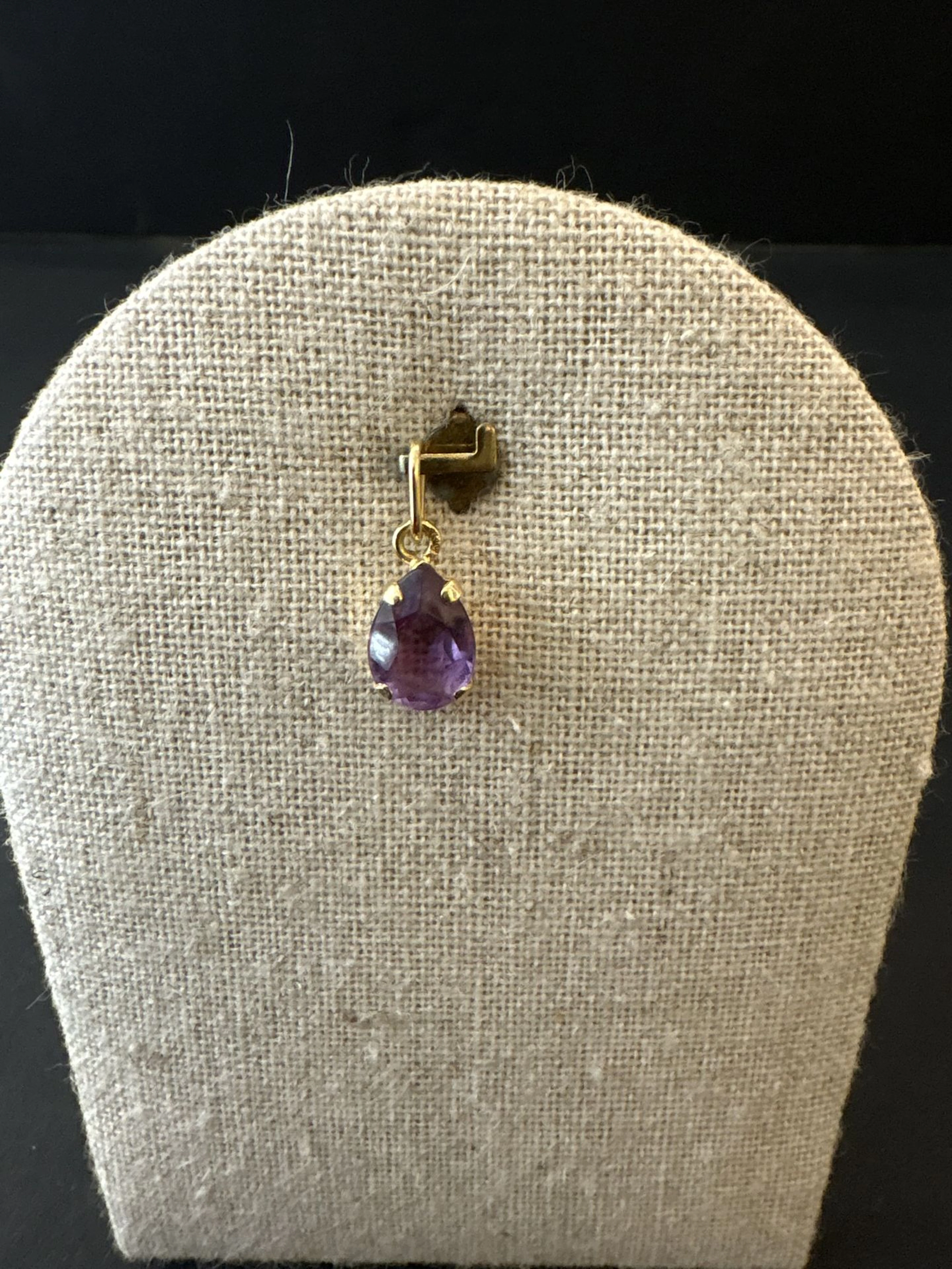Pendentif en or 750°/°°, sortie d’une améthyste taillée en p - Lot 179