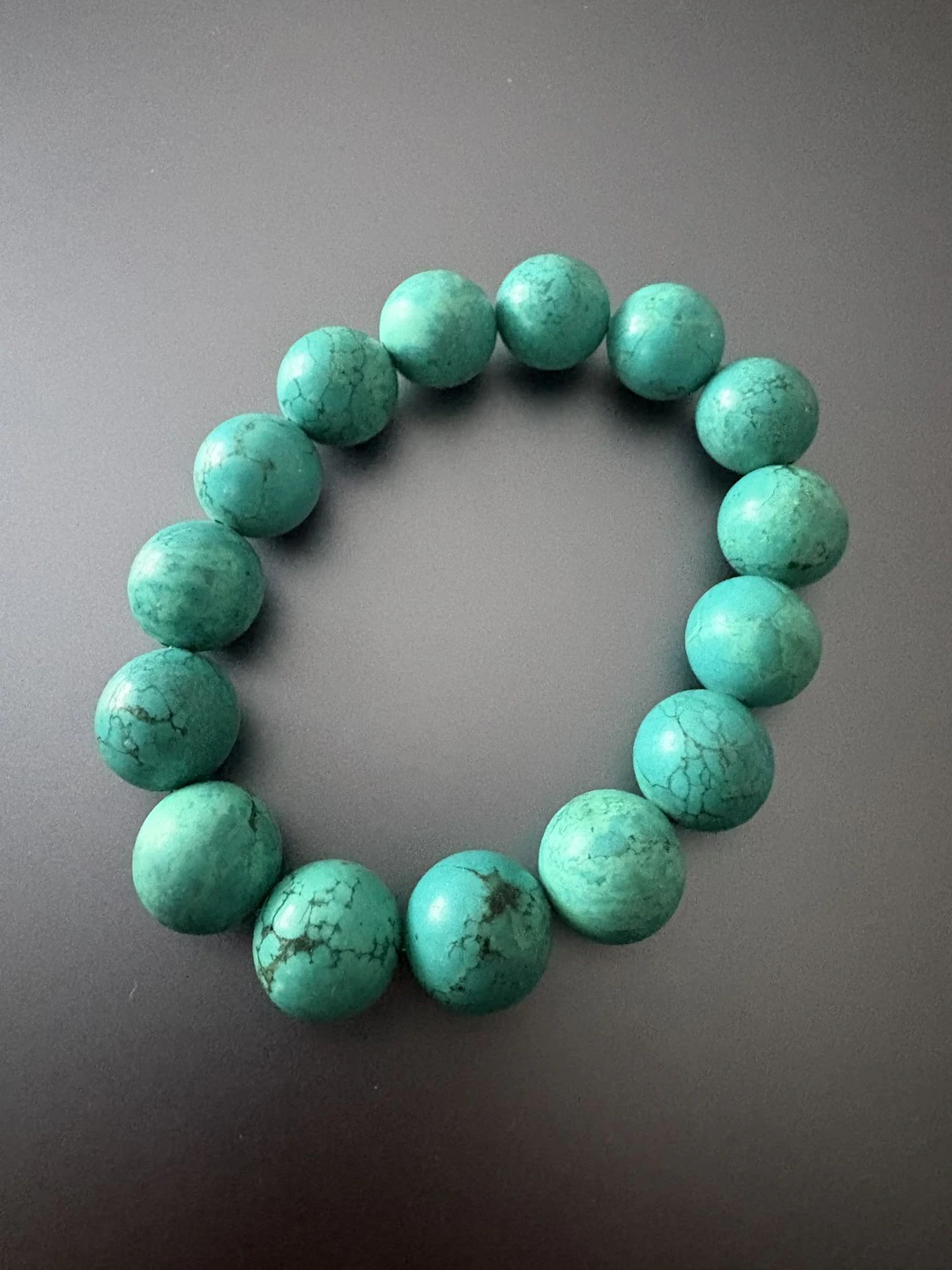 Bracelet élastique en perles de turquoise. Diamètre perles : - Lot 251