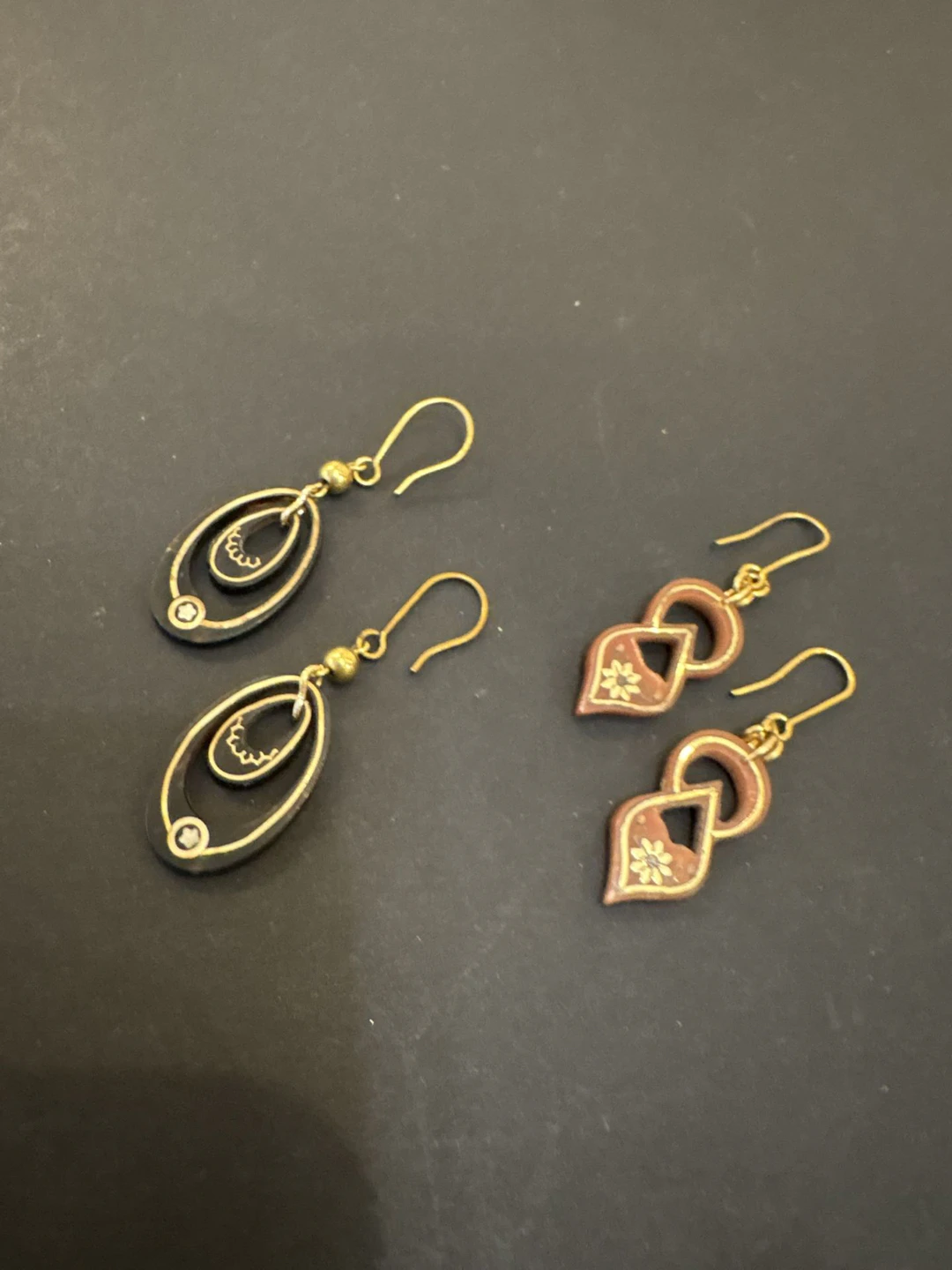 Deux paires de pendants d’oreille anciens. Longueurs: 4,4 et - Lot 117
