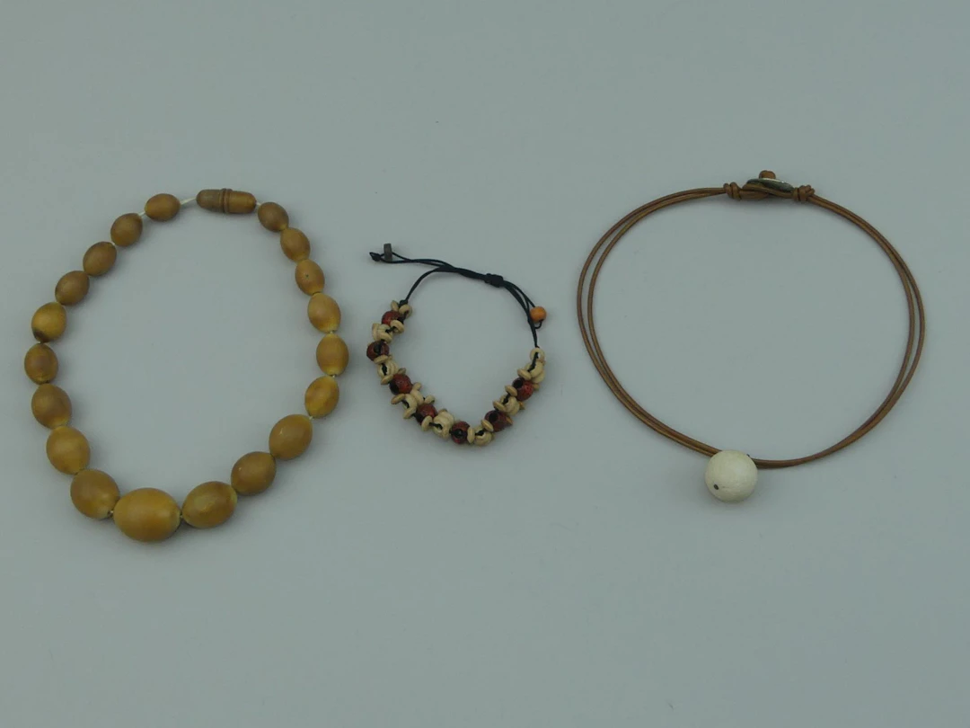 ATHENS PROTASIS er DIVERS. Collier lanière en cuir retenant - Lot 452