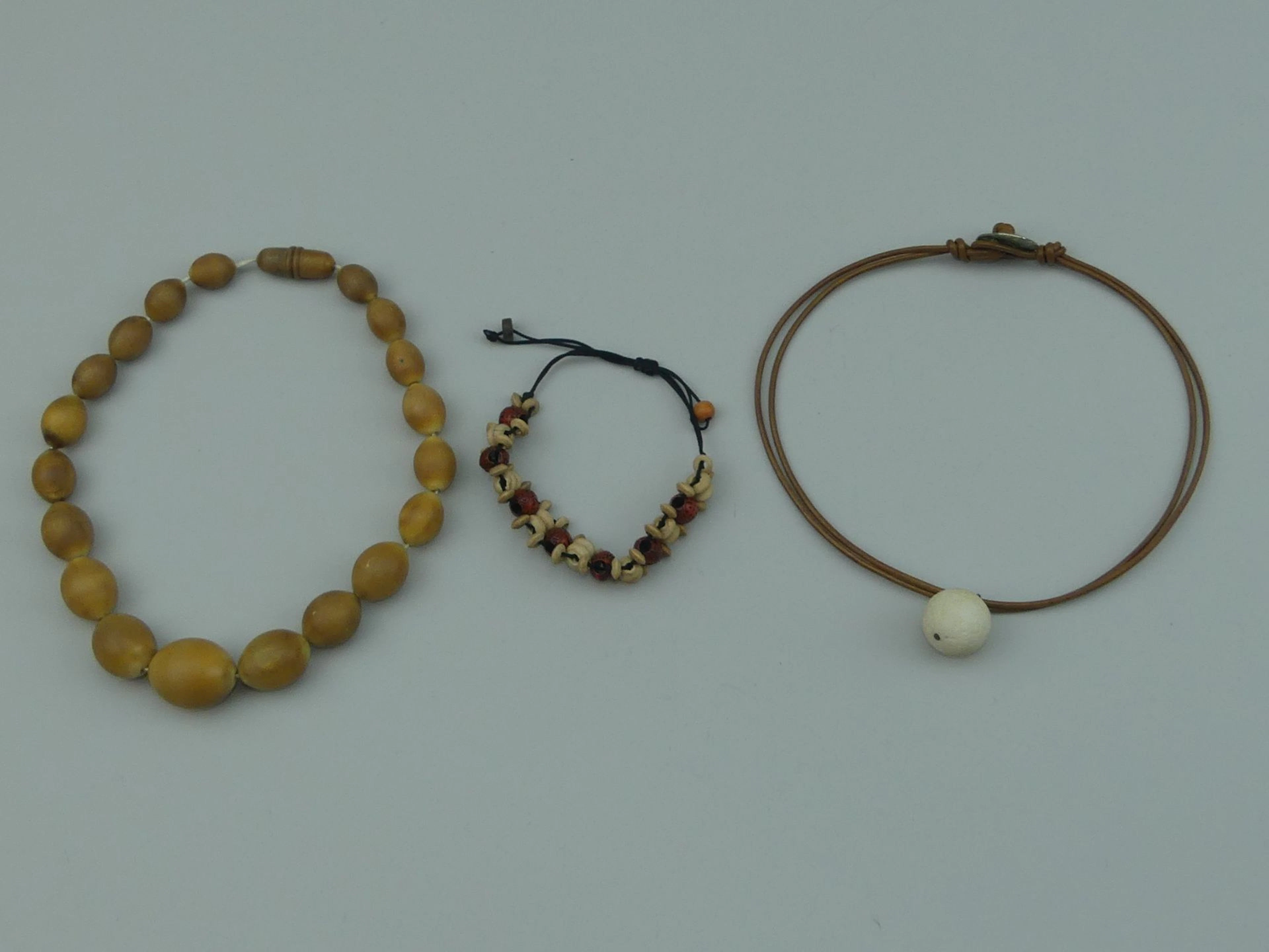 ATHENS PROTASIS er DIVERS. Collier lanière en cuir retenant - Lot 452