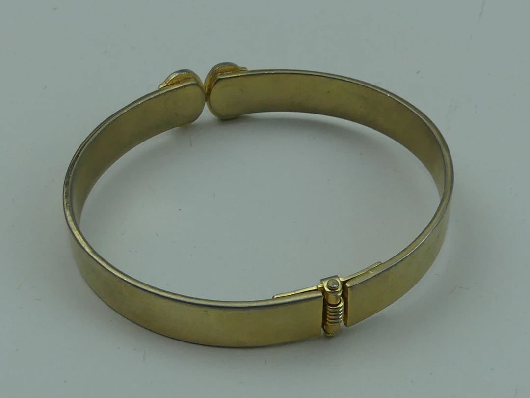 CHANEL (dans le goût de). Bracelet aux deux C avec strass en - Lot 353
