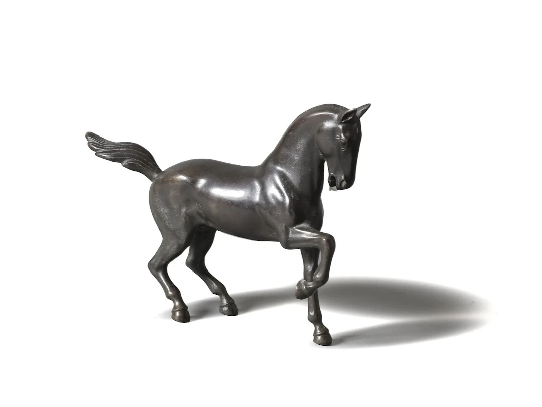 Lot comprenant un cheval en métal à patine sombre et une têt - Lot 395