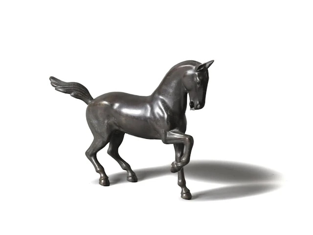 Lot comprenant un cheval en métal à patine sombre et une têt - Lot 395