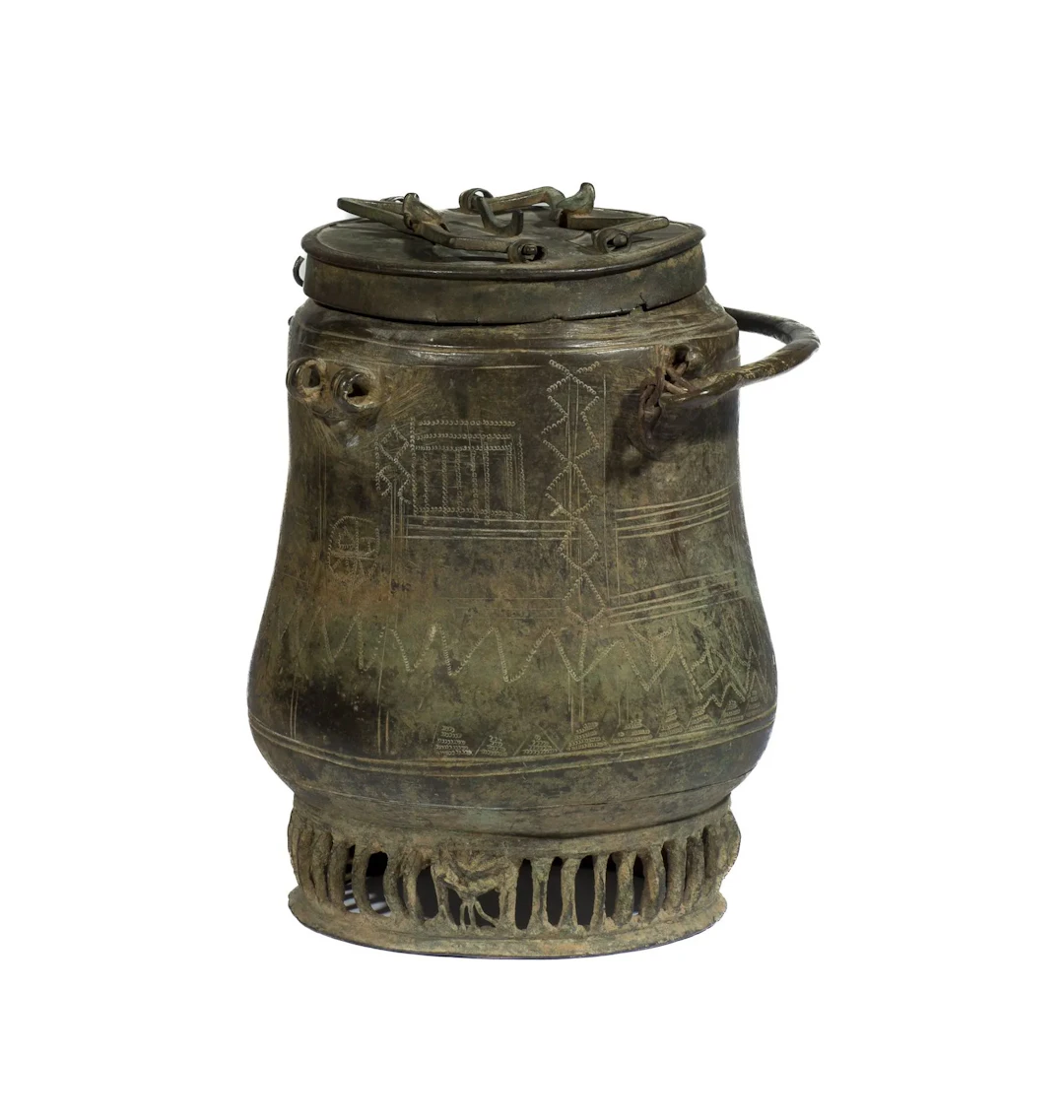 Récipient cylindrique appelé Kuduo. Il est orné de motifs sy - Lot 327