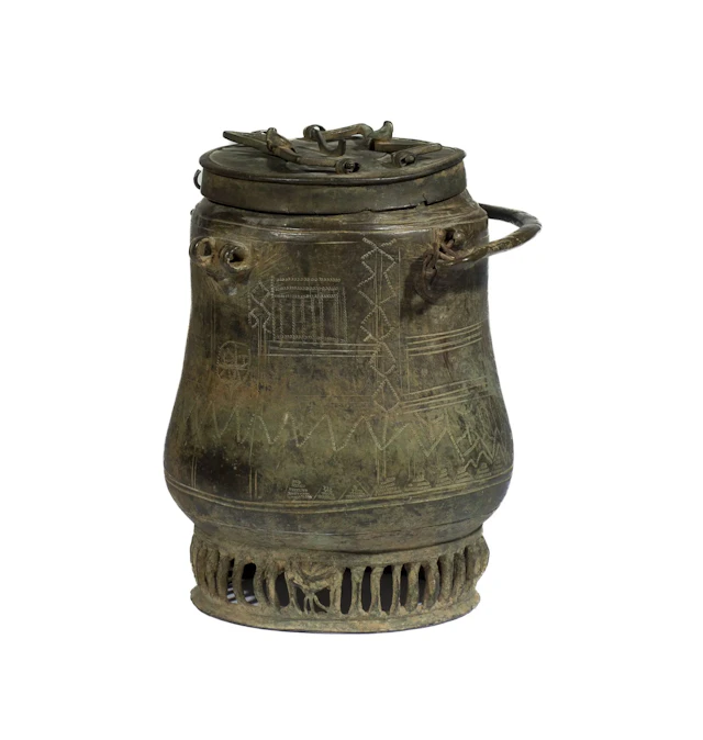 Récipient cylindrique appelé Kuduo. Il est orné de motifs sy - Lot 327