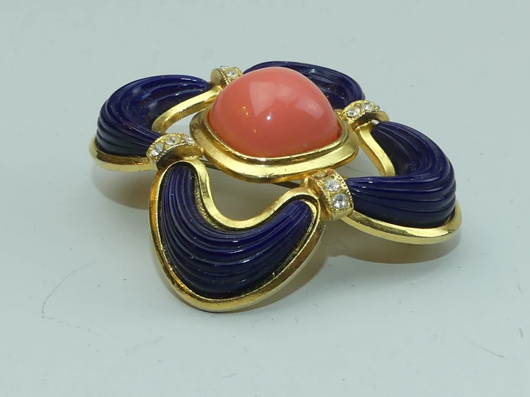 VAN CLEEF & ARPELS (dans le goût de). Broche vintage en méta - Lot 355