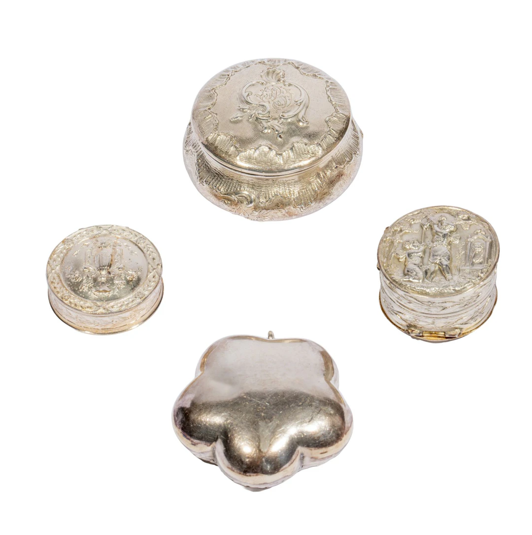 Ensemble de quatre boites à pilules en argent à décor en rep - Lot 210