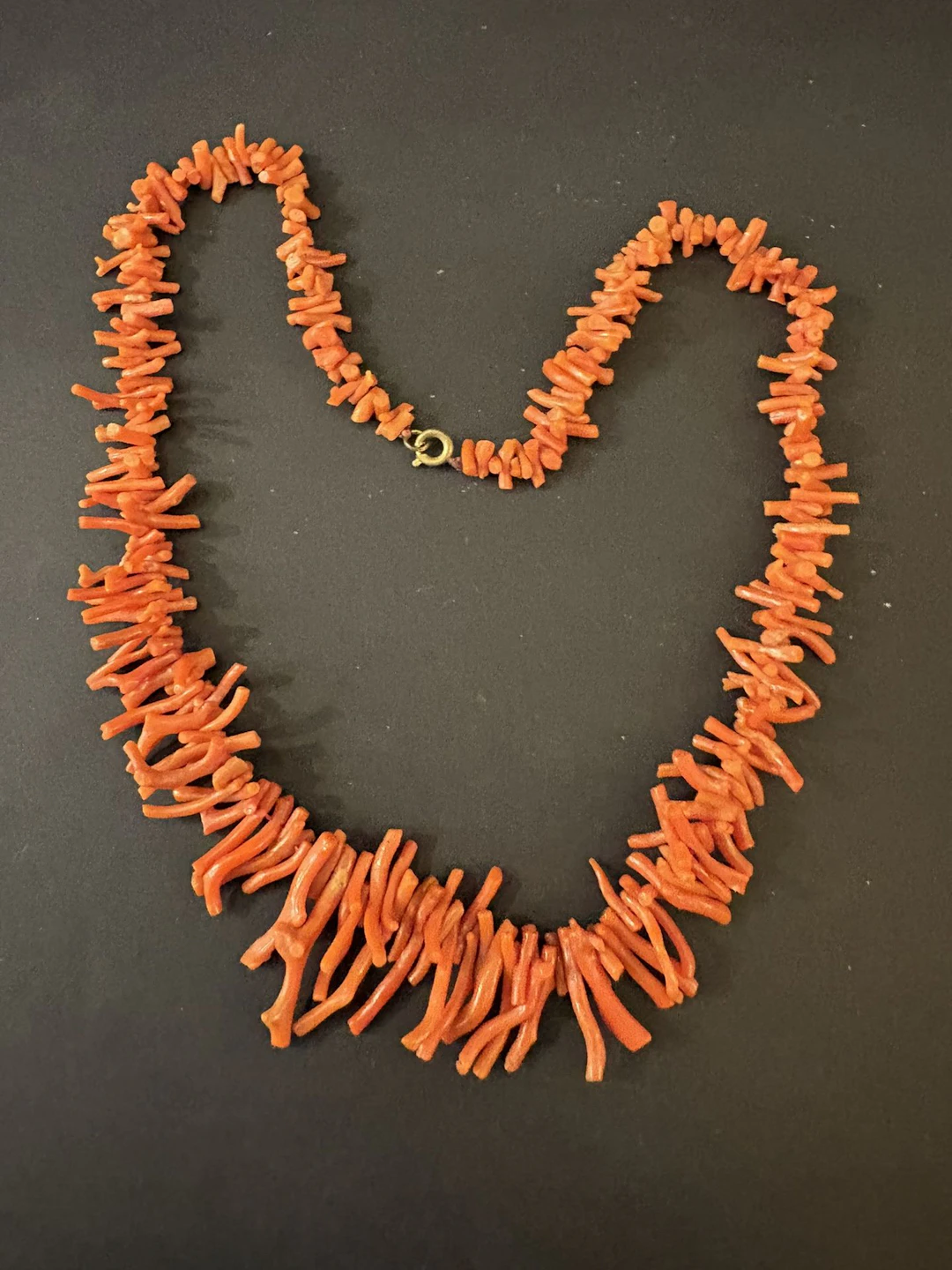 Collier en corail, fermoir en argent. Longueur : 50 cm. - Lot 224
