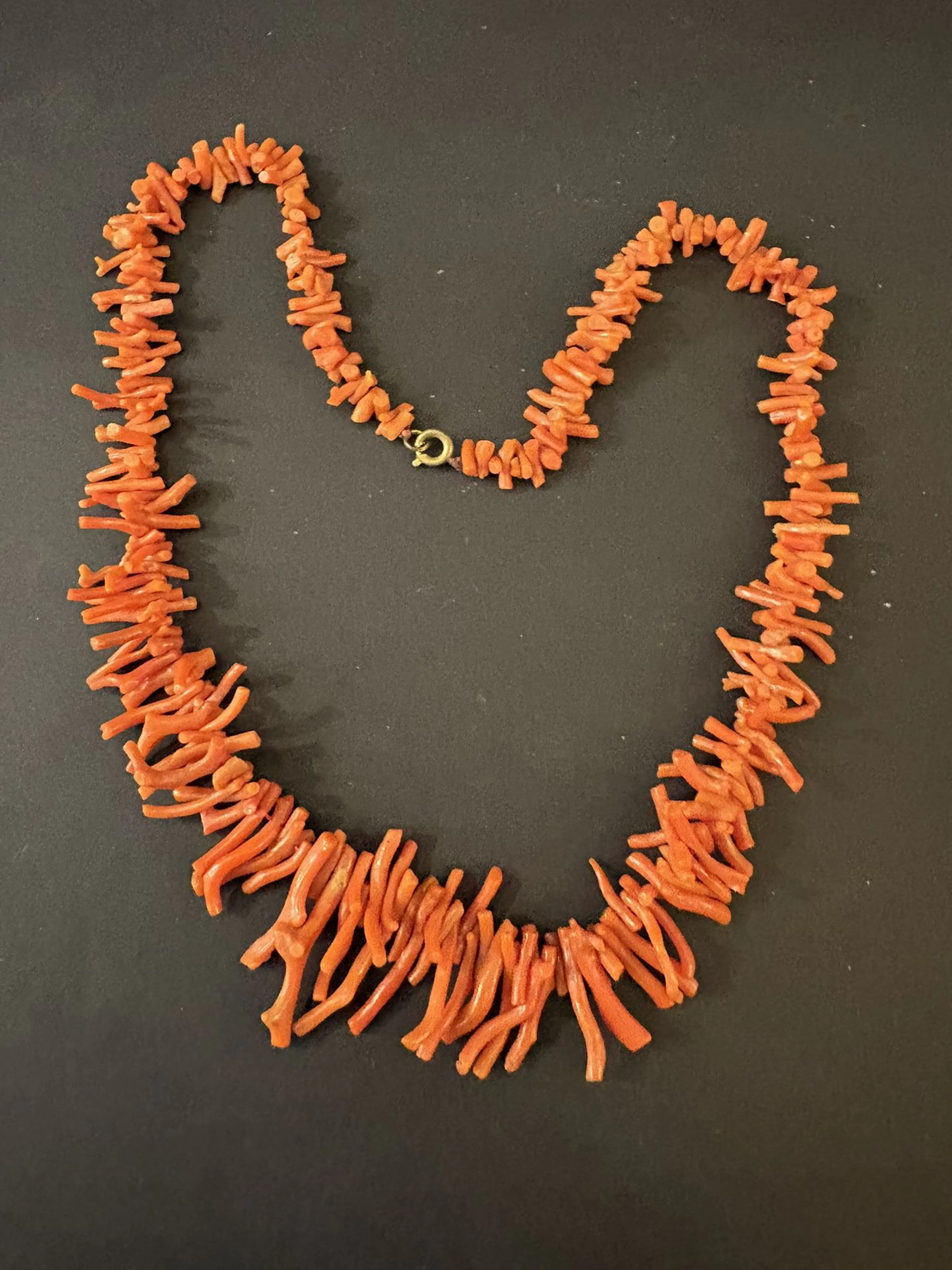 Collier en corail, fermoir en argent. Longueur : 50 cm. - Lot 224