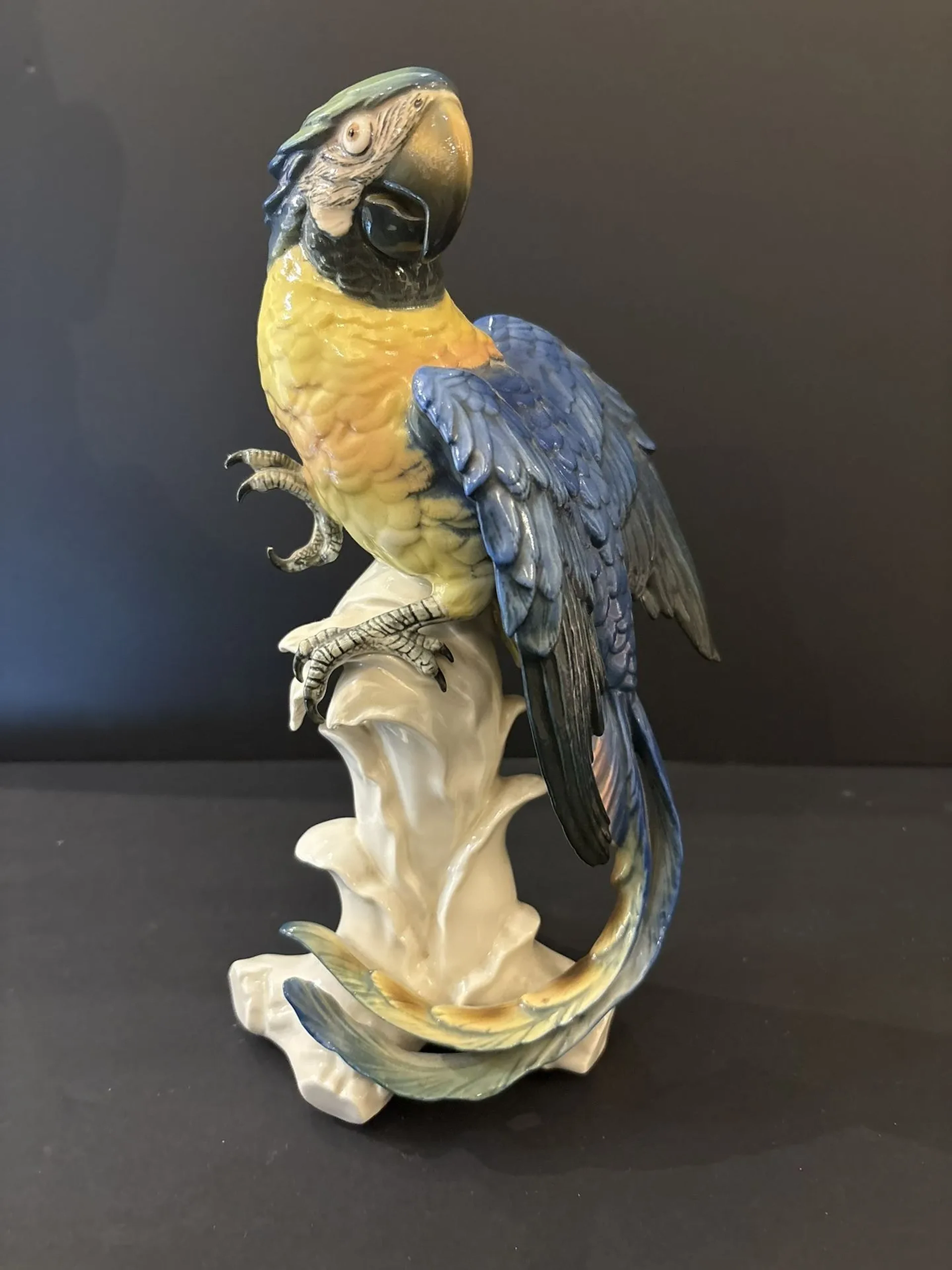 KARL ENS (Allemagne). Perroquet sur une branche en porcelain - Lot 332