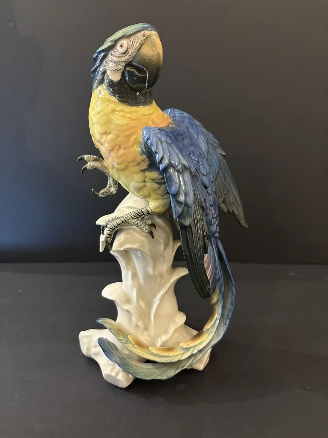 KARL ENS (Allemagne). Perroquet sur une branche en porcelain - Lot 332