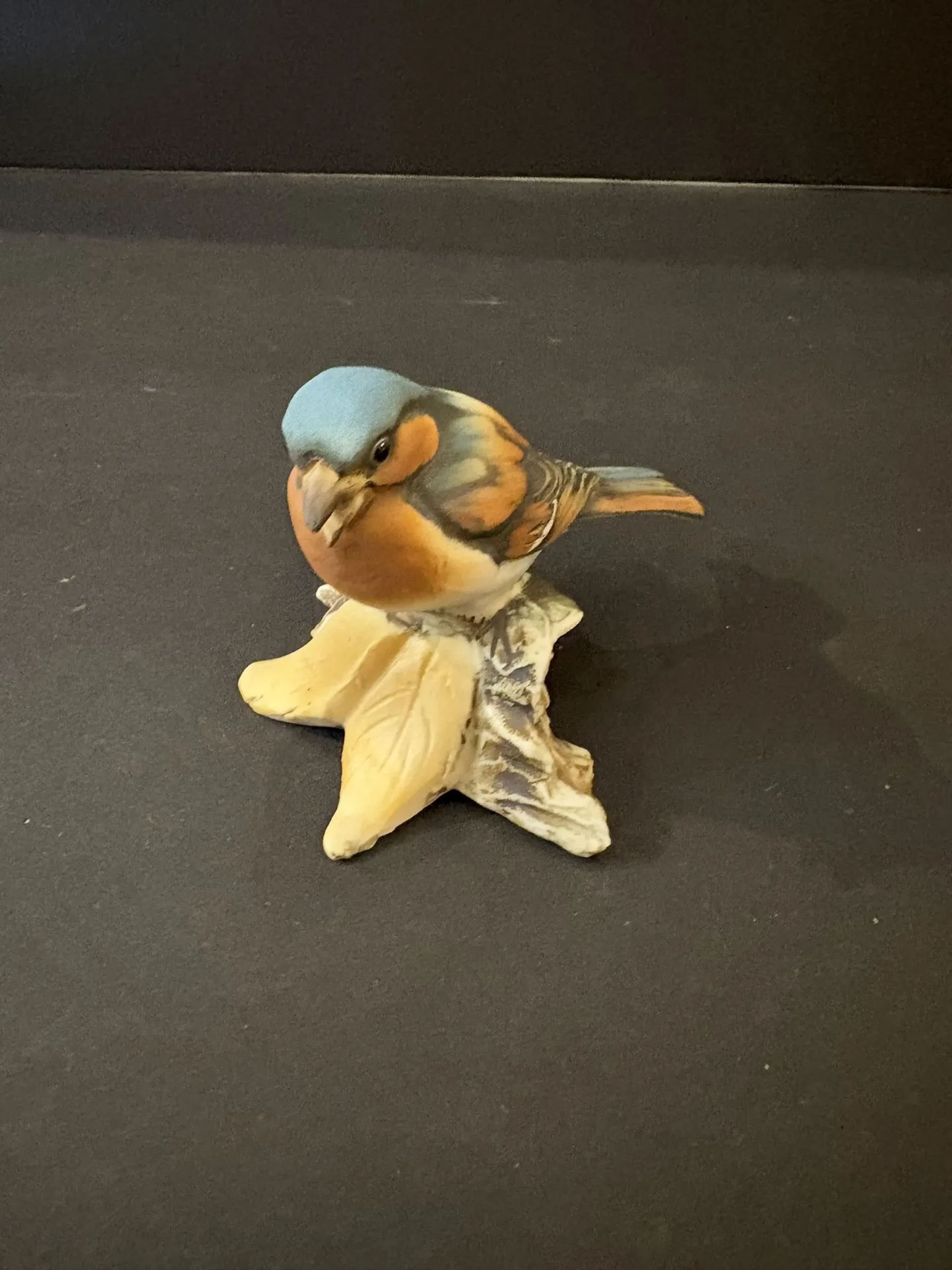 CAPODIMONTE. Pinson des arbres en biscuit. - Lot 312