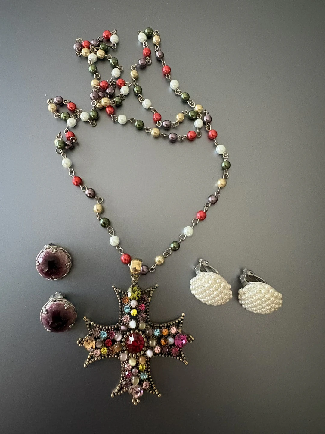 Collier et deux paires de clips d'oreilles et une paire de c - Lot 256