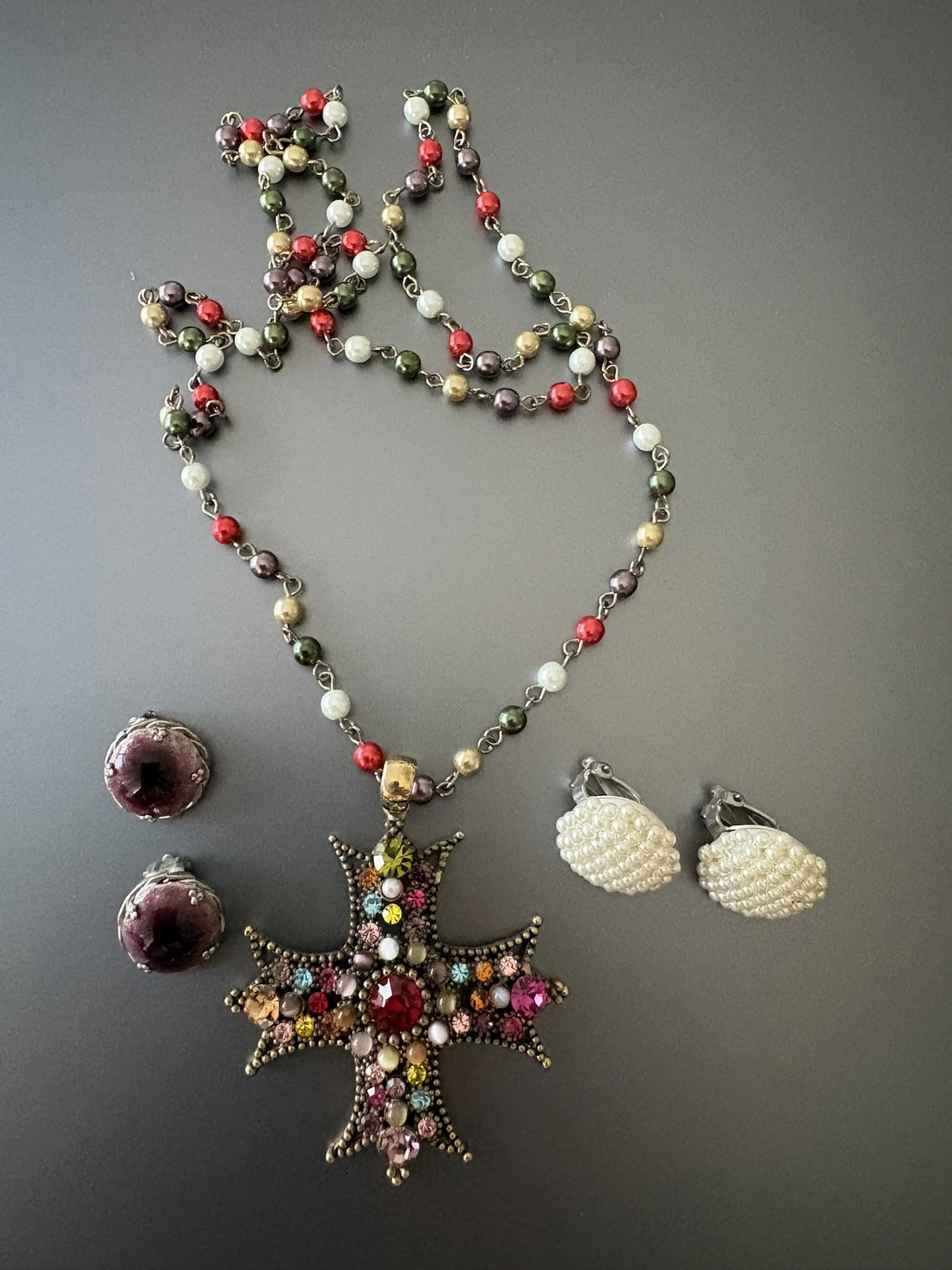 Collier et deux paires de clips d'oreilles et une paire de c - Lot 256