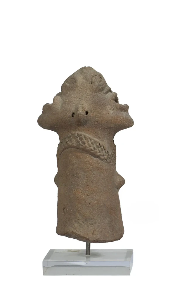 Tête de Janus de forme phallique, les bouches ouvertes et le - Lot 331
