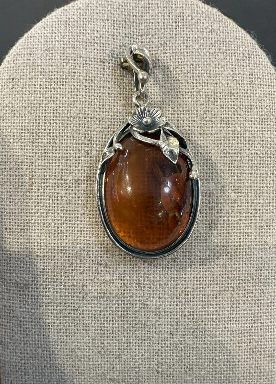 Pendentif en argent 800°/°° et ambre. Dimensions : 3 x 2 cm. - Lot 207