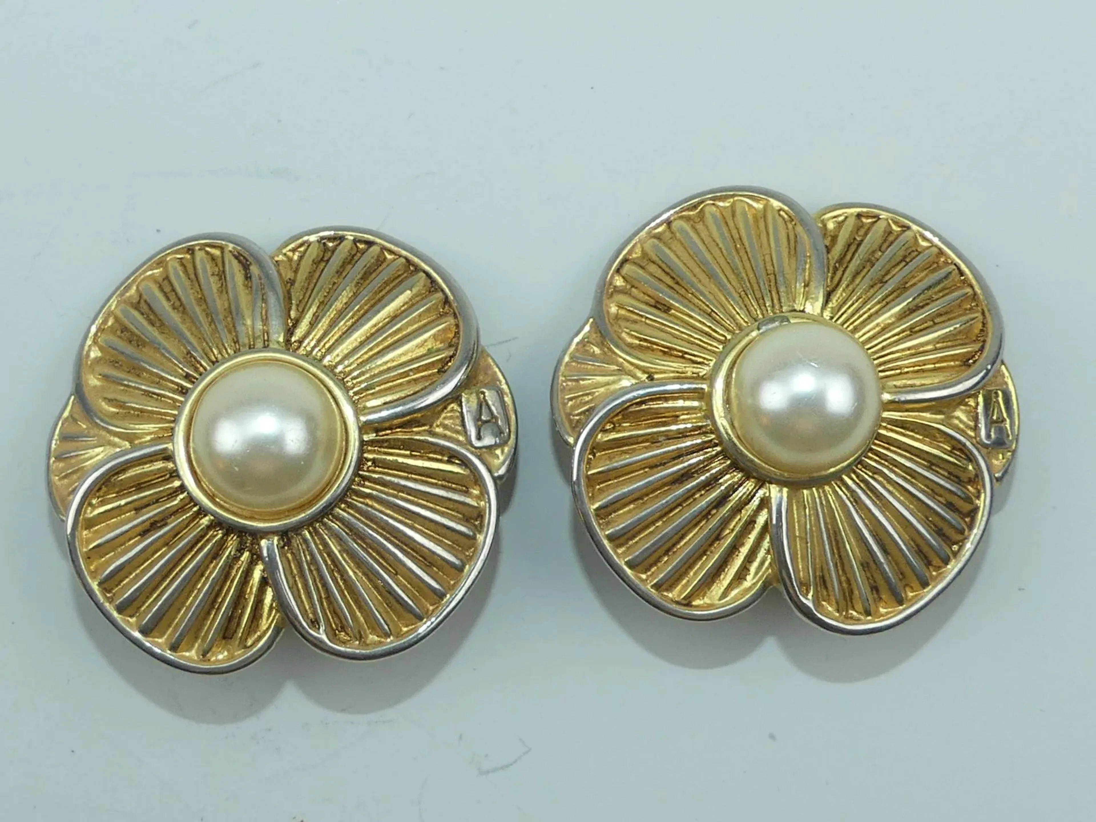 VINTAGE. Paire de boucles d'oreilles vintage en métal doré f - Lot 370