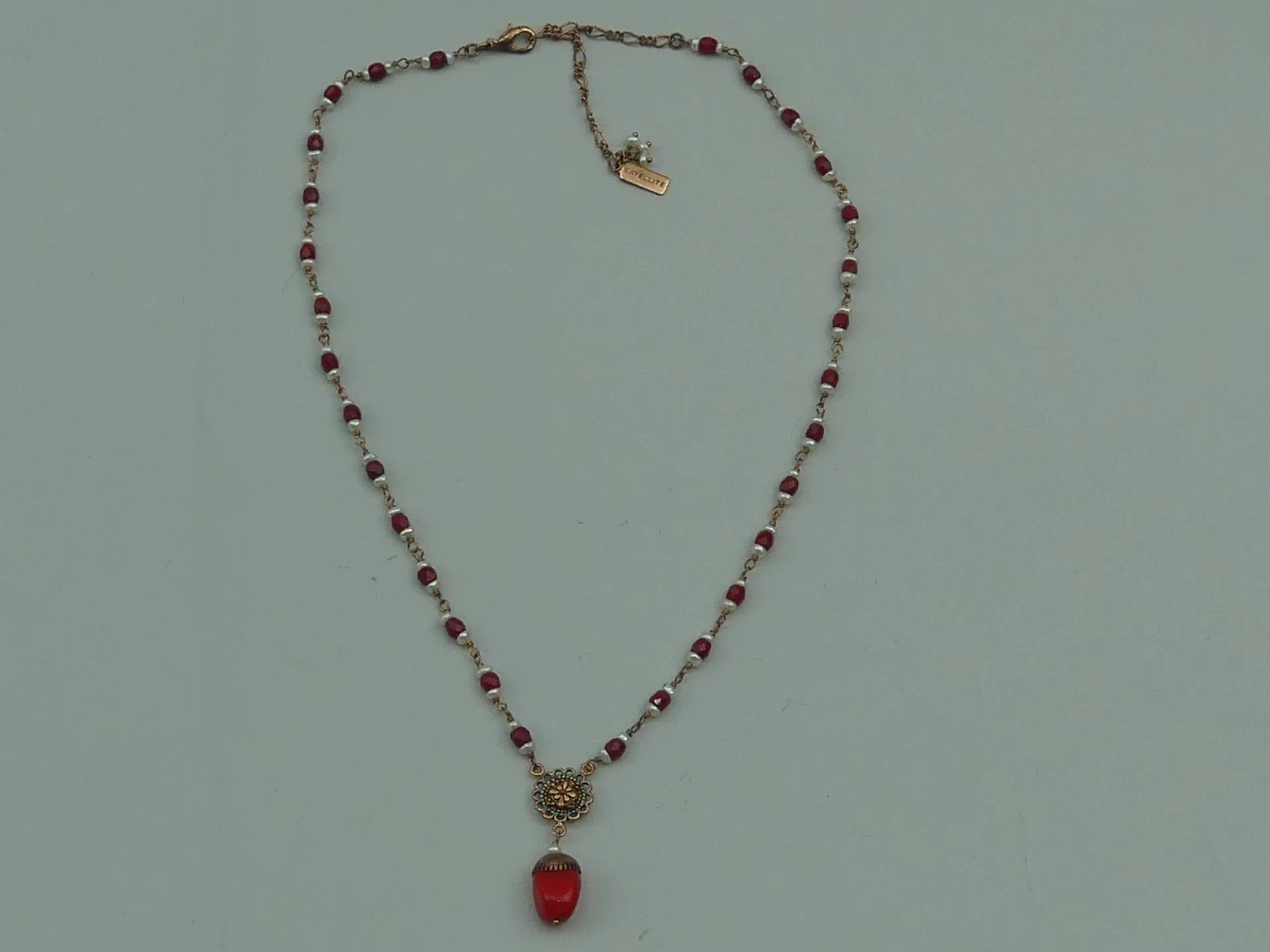SATELLITE. Collier orné de perles baroques encadrant des per - Lot 386