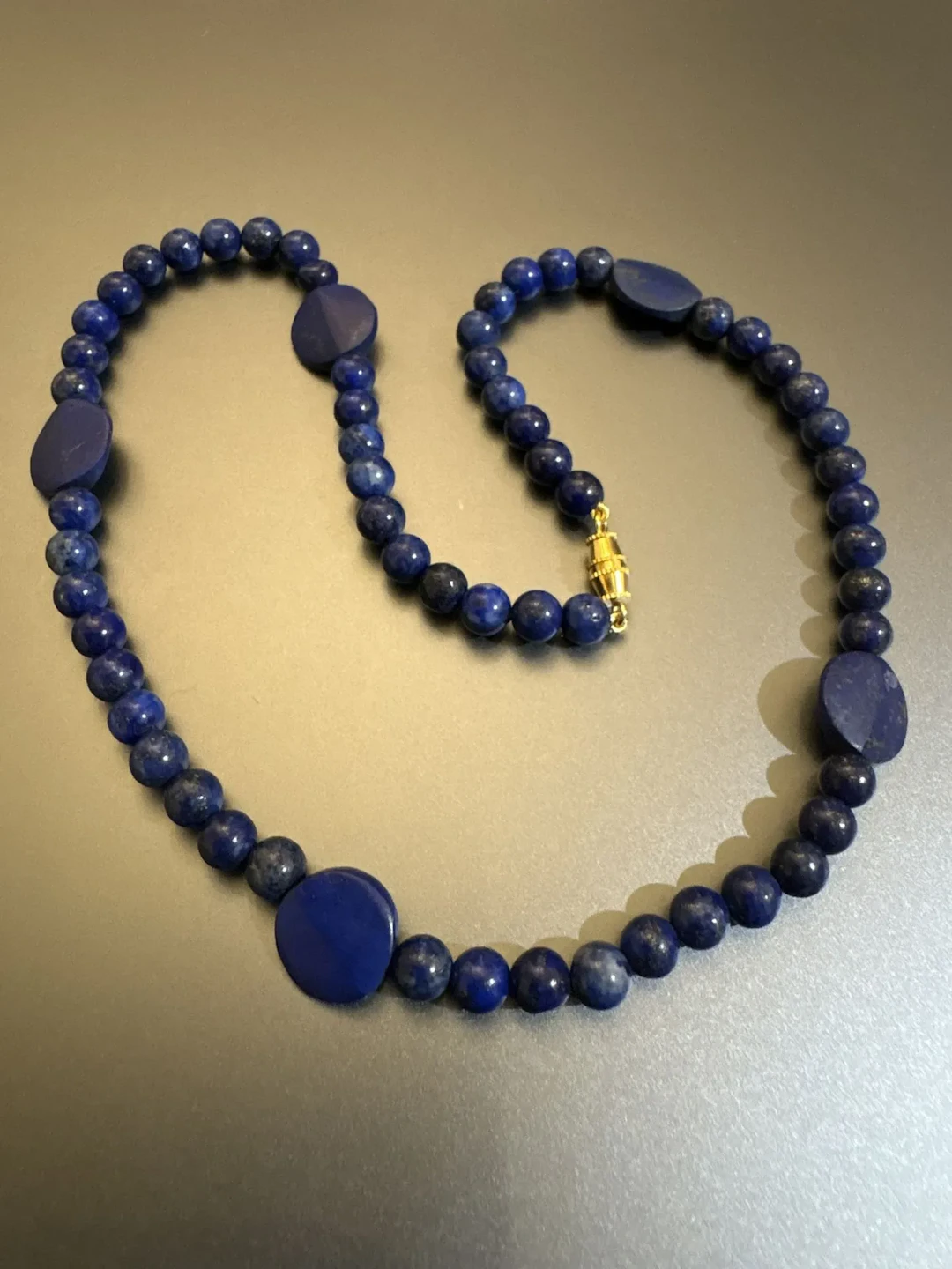 Collier de perles de lapis-lazuli, fermoir métal doré. Longu - Lot 66