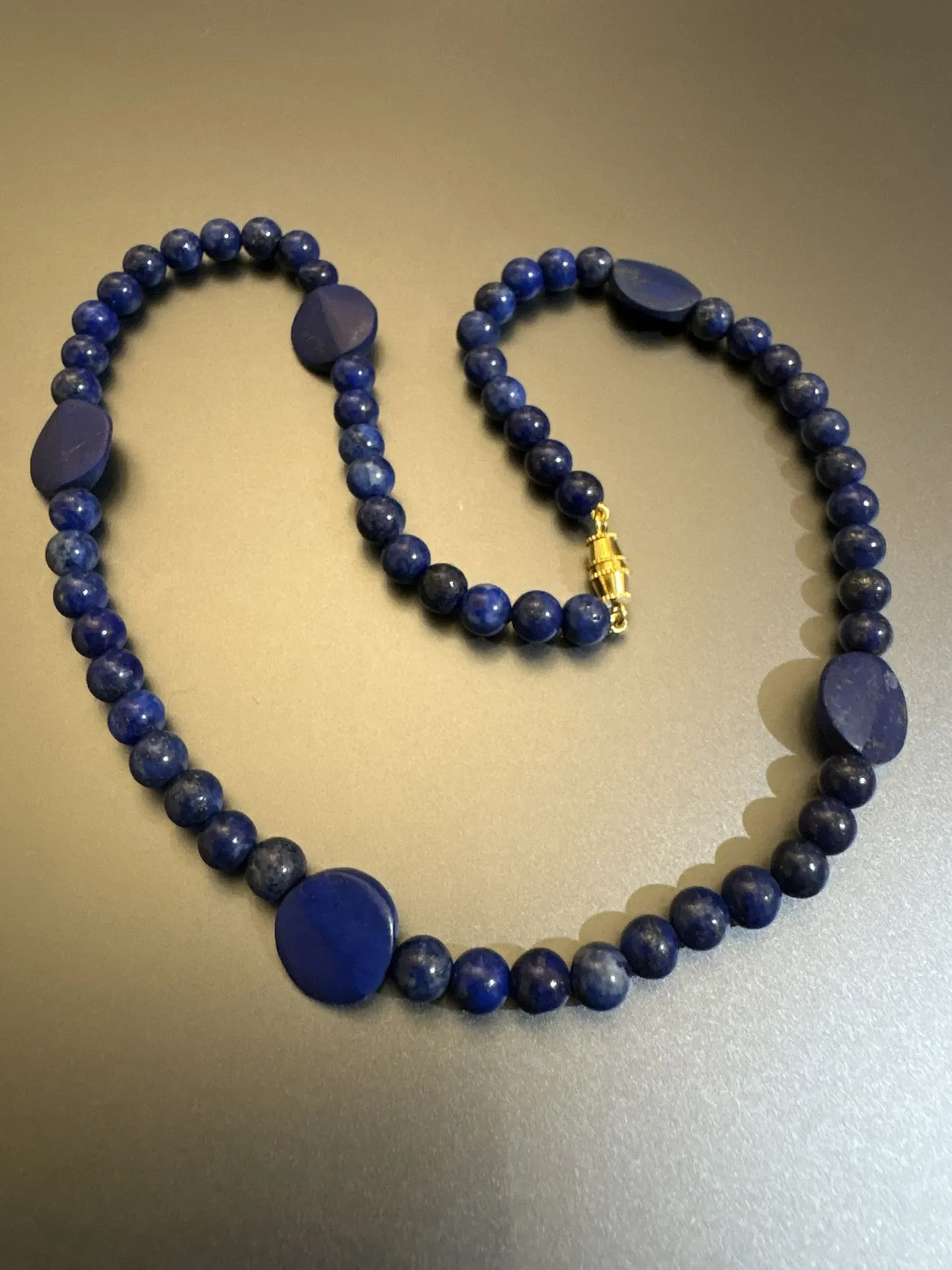 Collier de perles de lapis-lazuli, fermoir métal doré. Longu - Lot 66