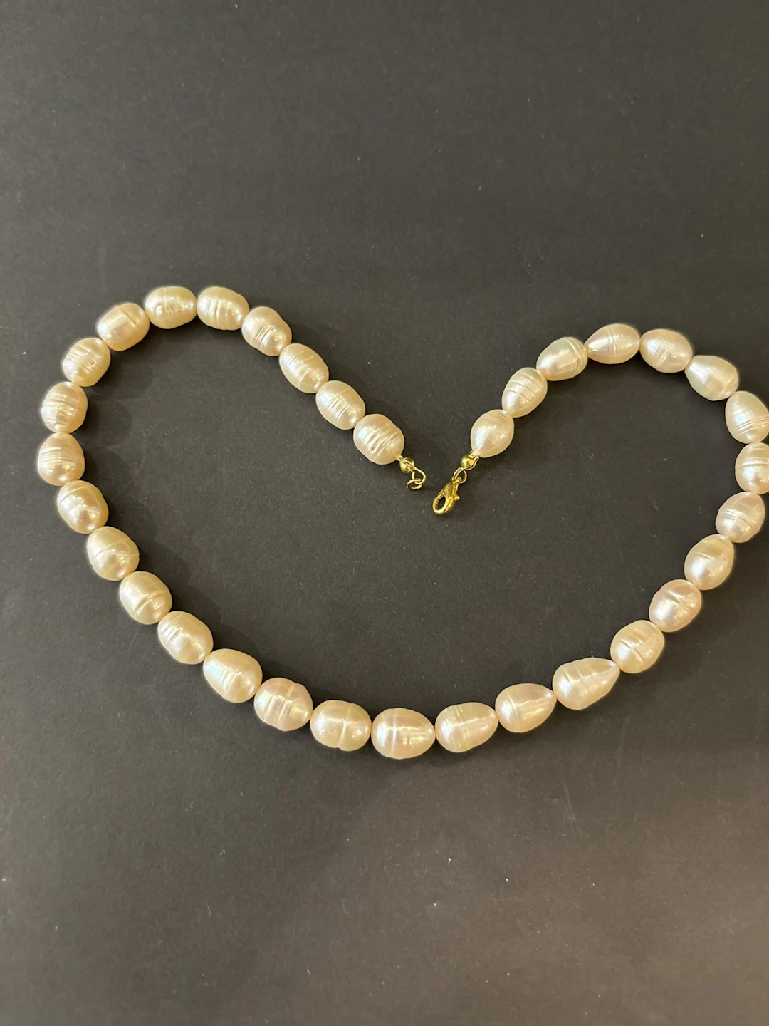 Collier de 33 perles d’eau douce blanches de forme oblongue. - Lot 183
