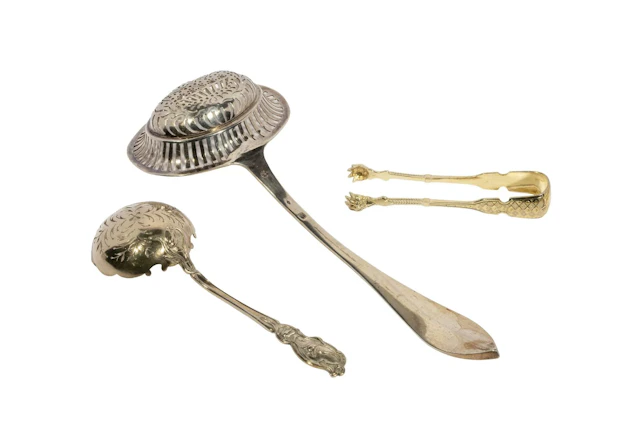 Une grande cuillère à olive en argent 950°/°° à cuilleron aj - Lot 217