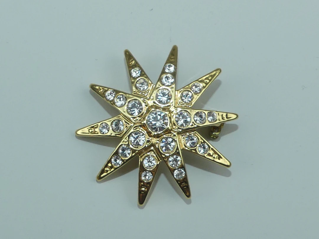 AGATHA. Broche étoile dorée ornée de strass - Lot 451