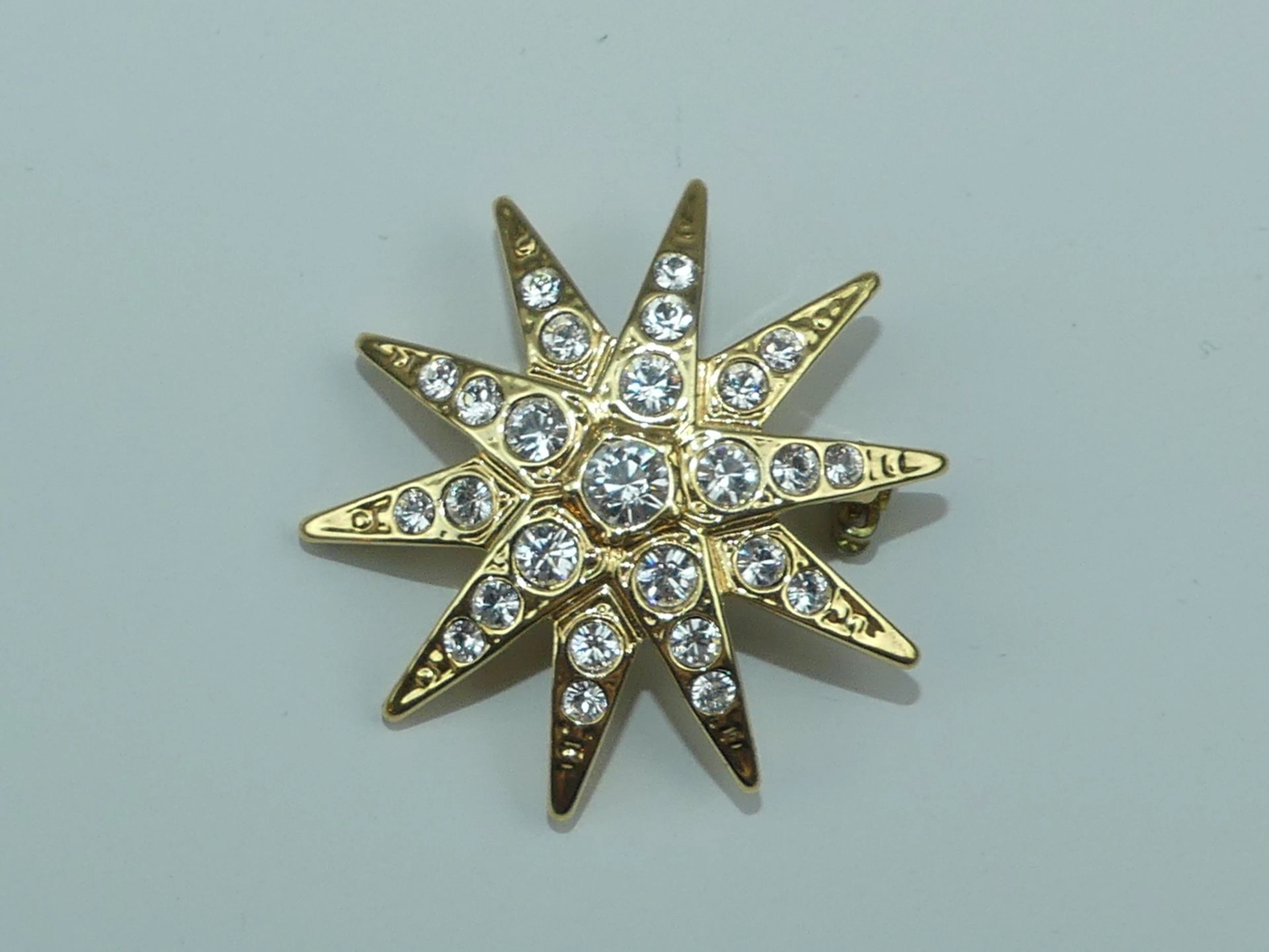 AGATHA. Broche étoile dorée ornée de strass - Lot 451
