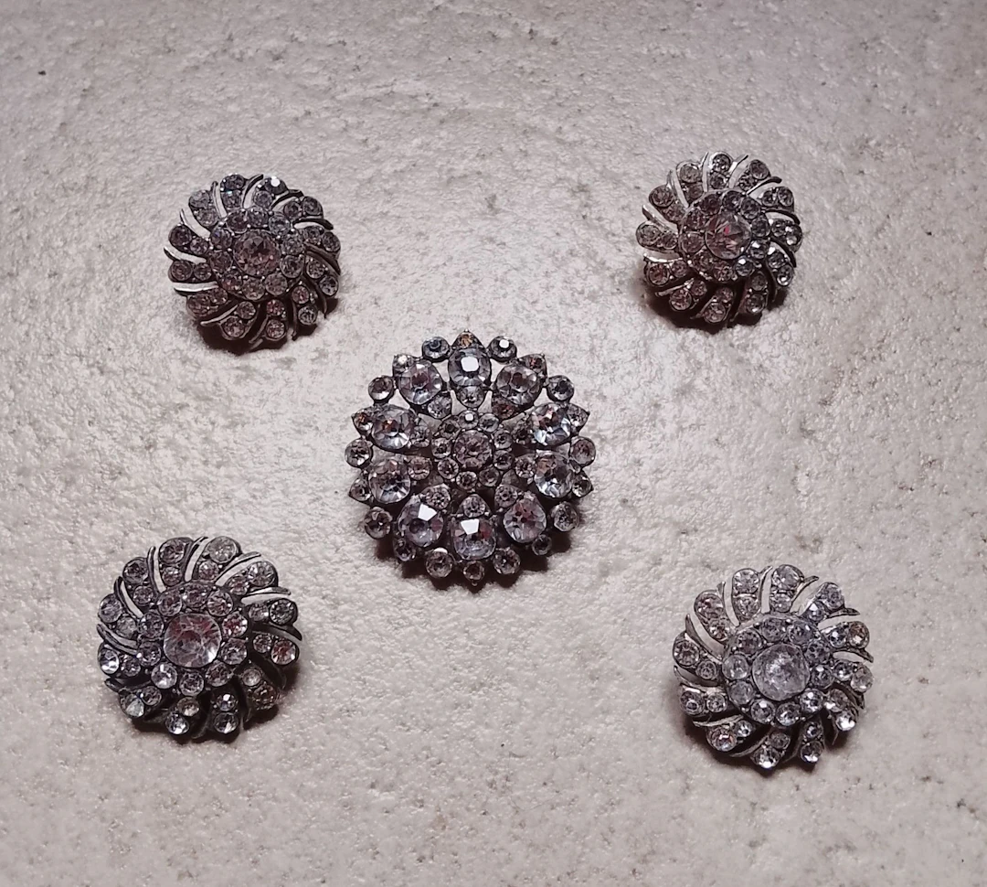 Vers 1880. Lot de 5 boutons en argent à motifs tourbillons e - Lot 175