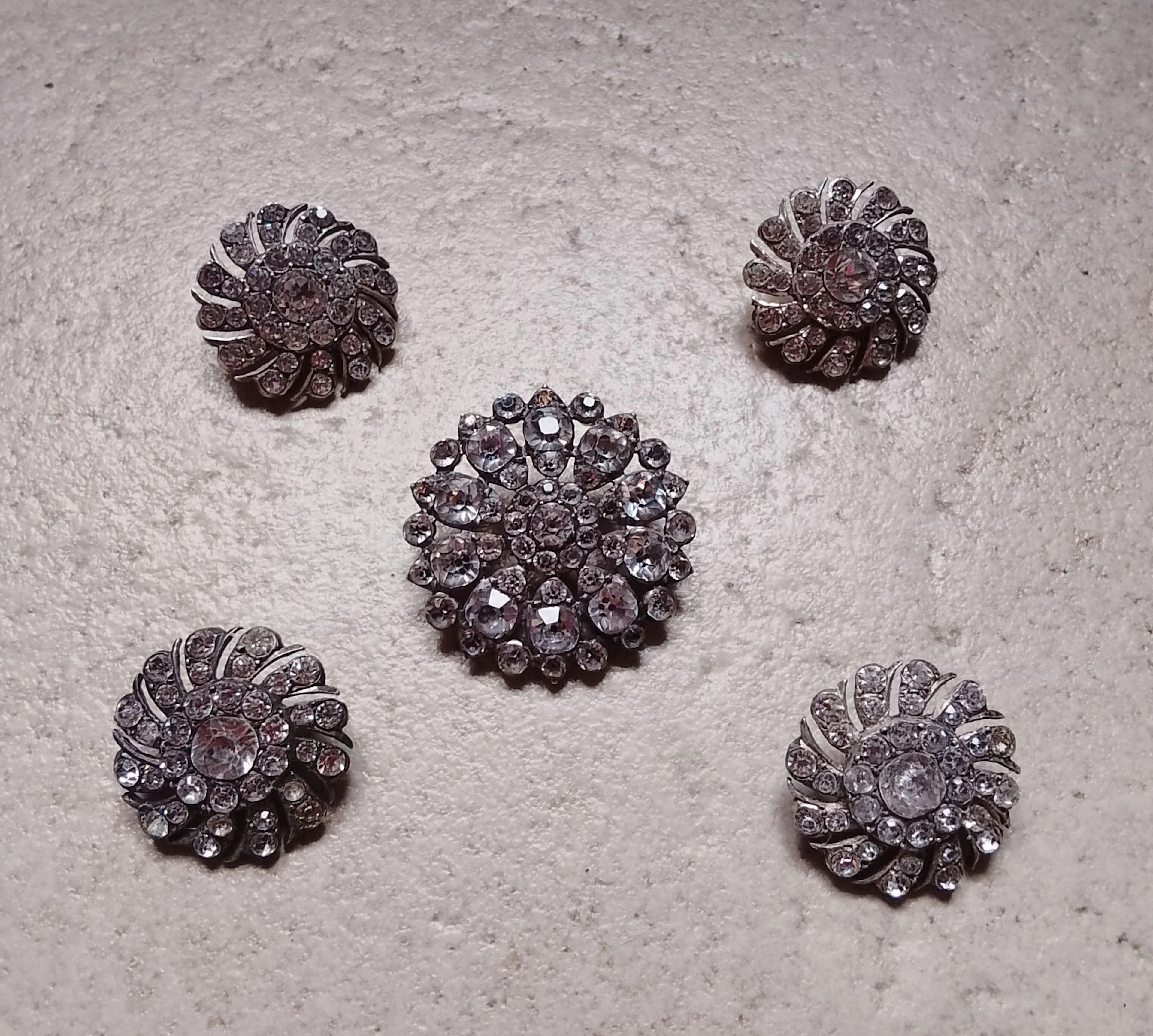 Vers 1880. Lot de 5 boutons en argent à motifs tourbillons e - Lot 175