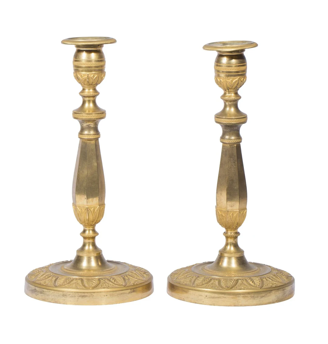Paire de bougeoirs en bronze doré à filets de postes, zigzag - Lot 351