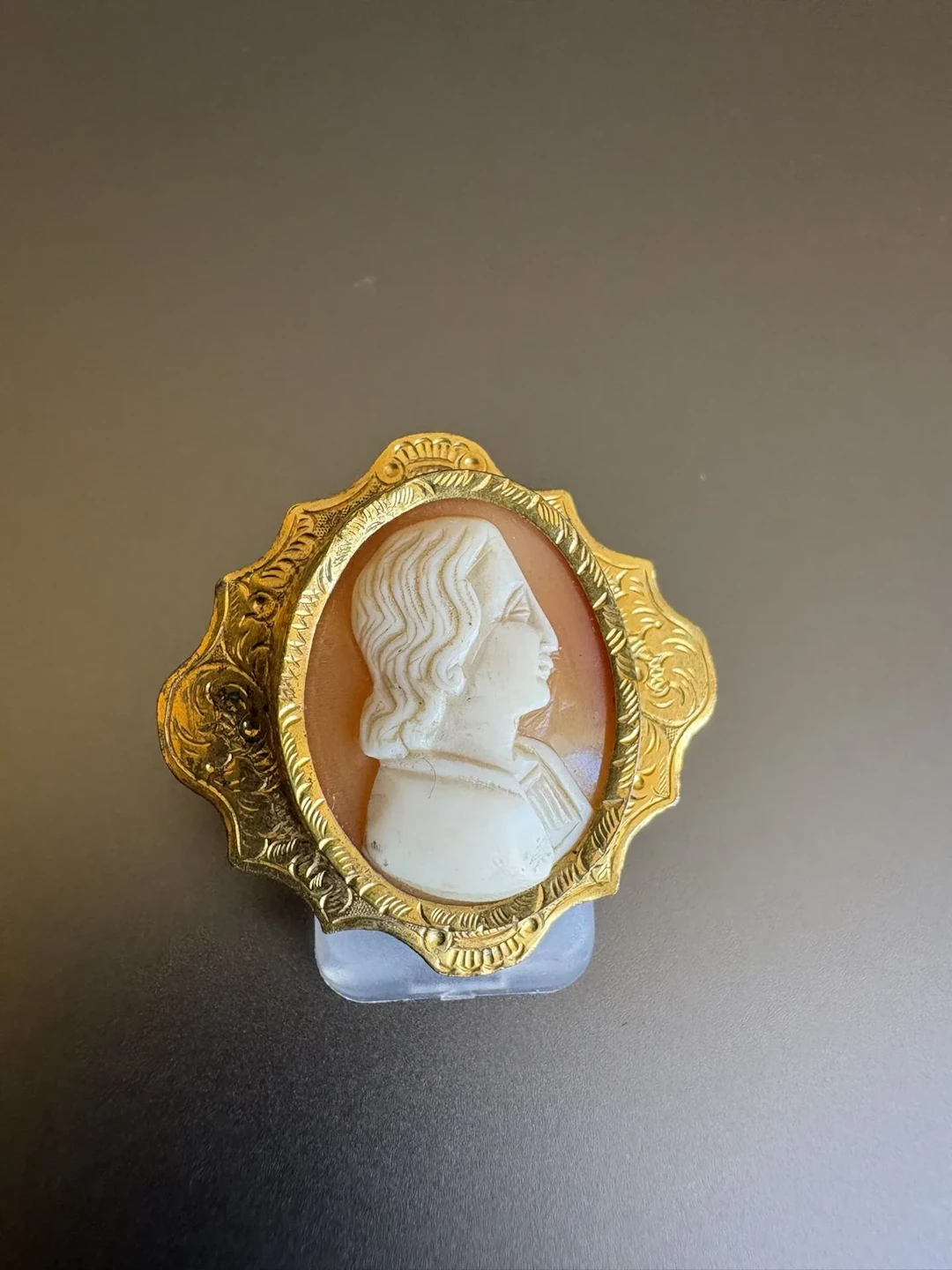 Broche en métal doré et camée coquille. XIX siècle. Dimensio - Lot 30