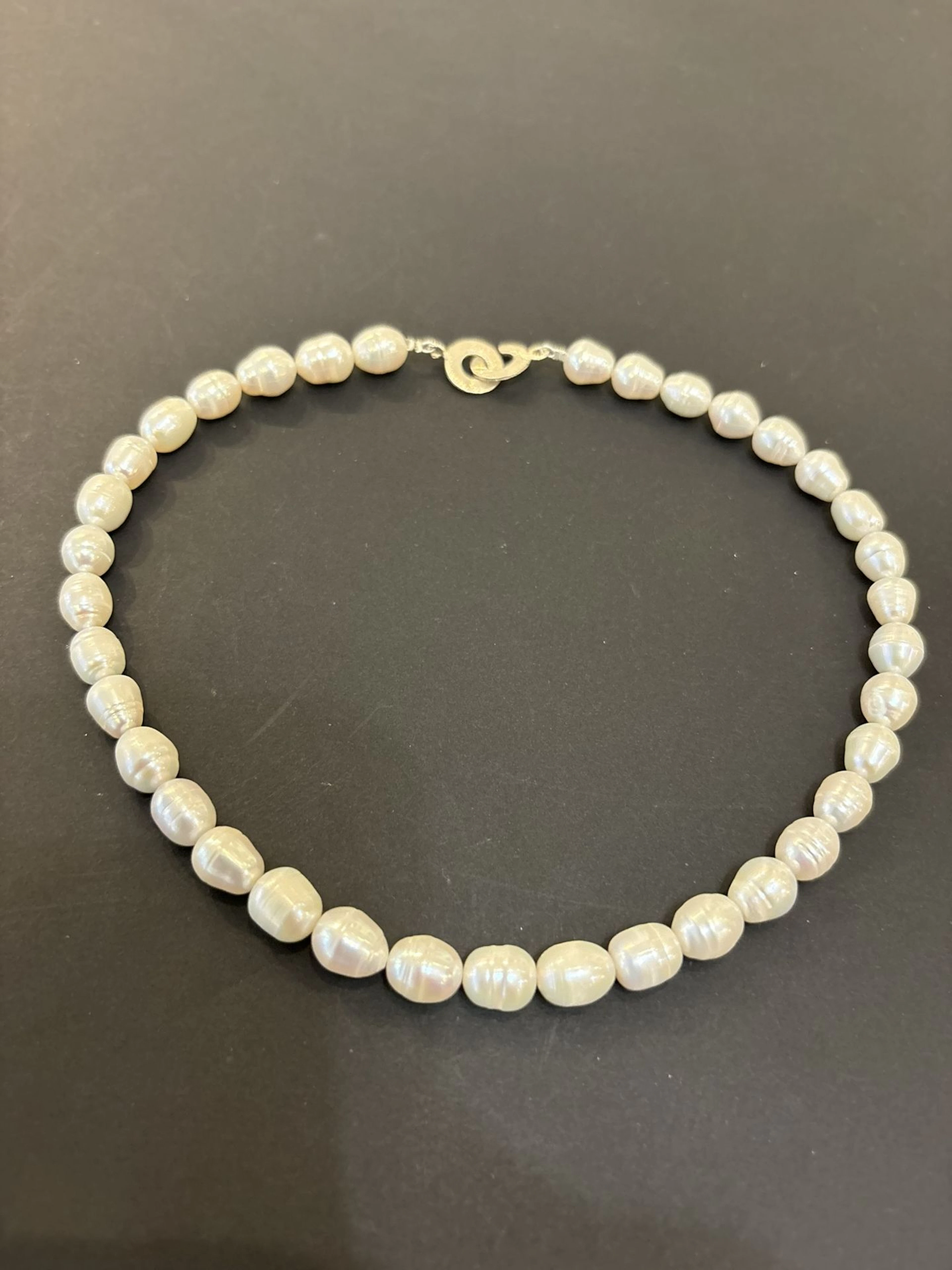 Collier de 36 perles d’eau douce blanches oblongues. Fermoir - Lot 115