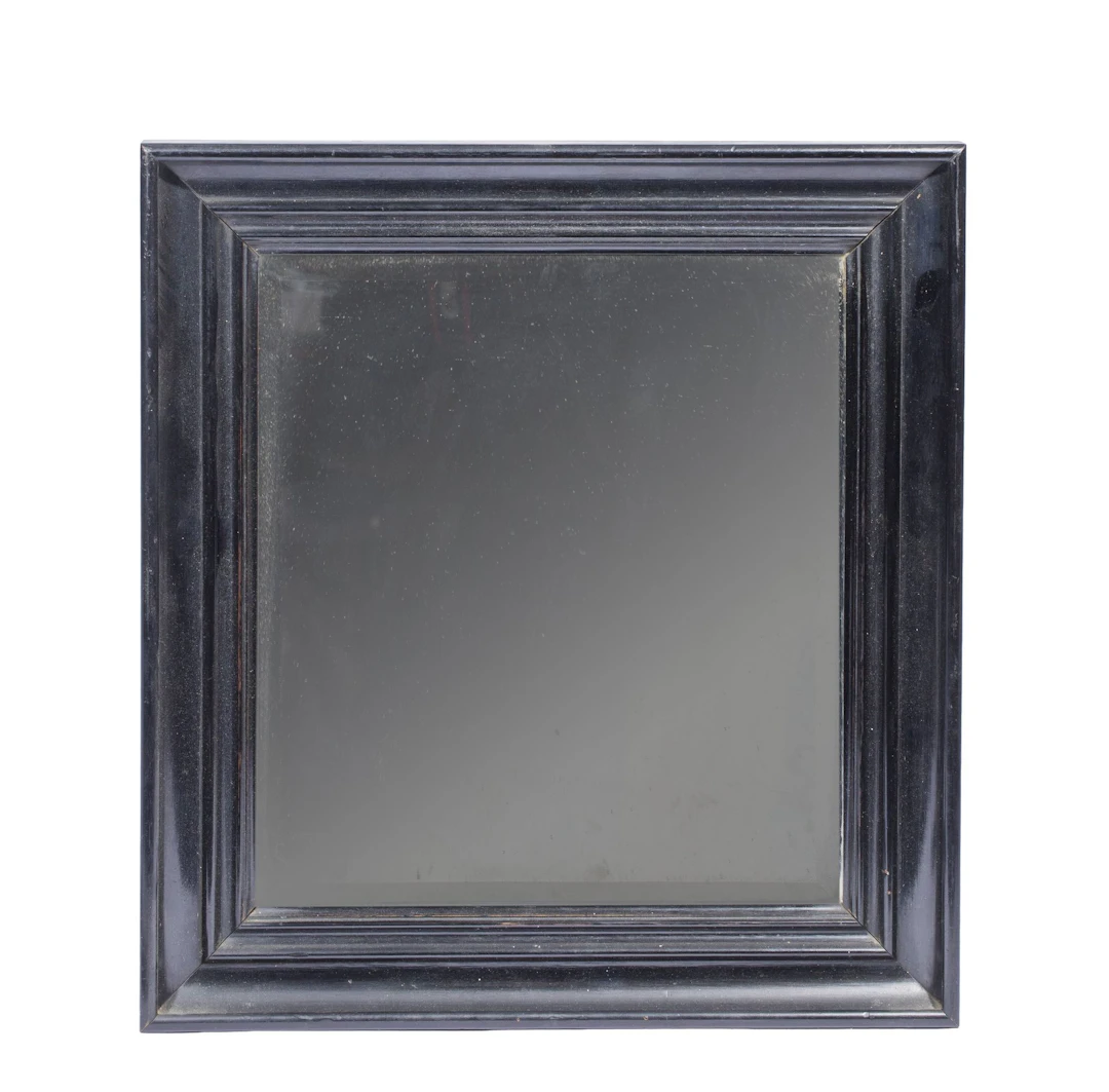 Miroir rectangulaire dans un cadre mouluré en bois noirci . - Lot 340