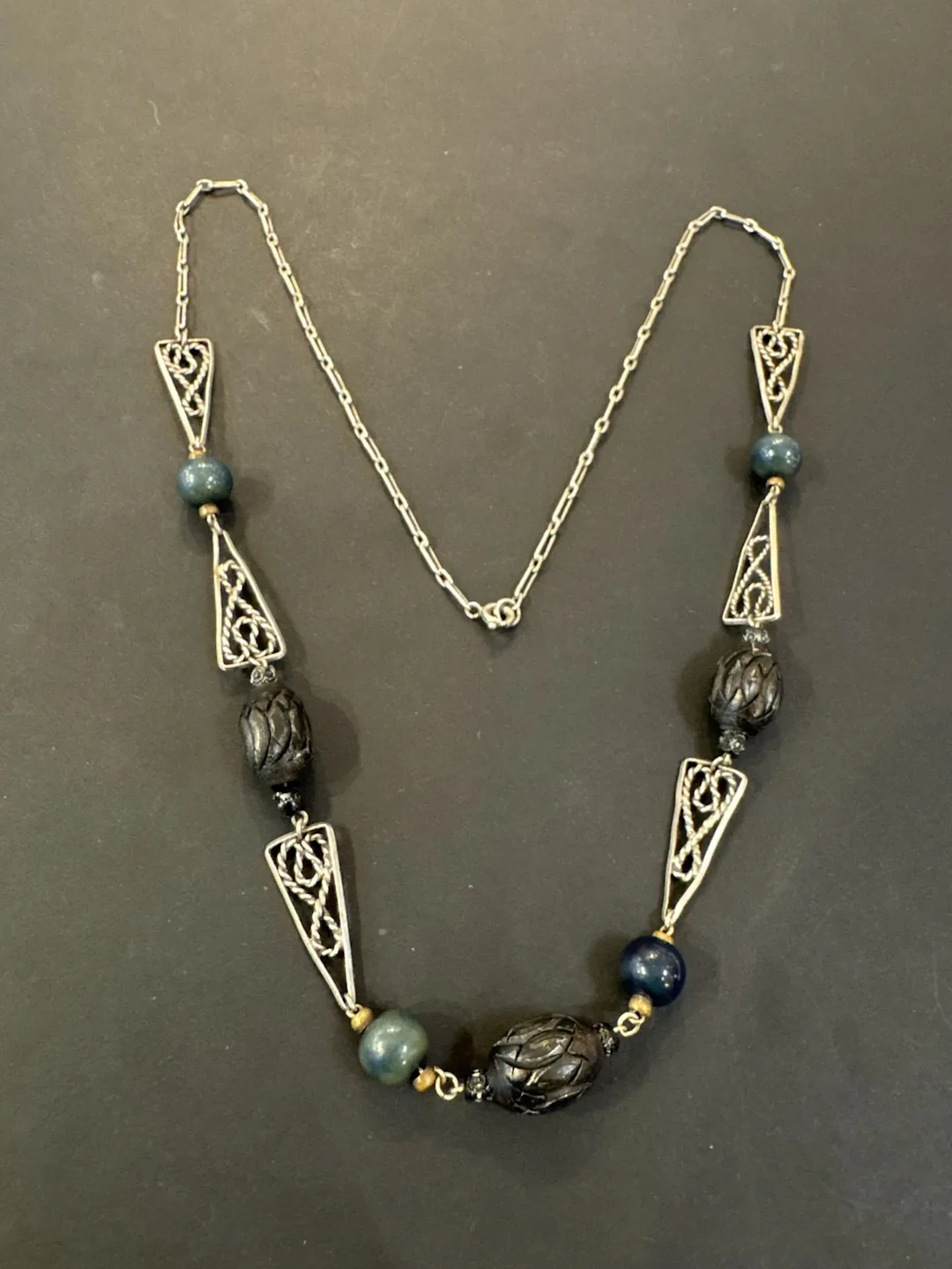 Collier en argent 800°/°°, jais et résine. Longueur : 63 cm. - Lot 214