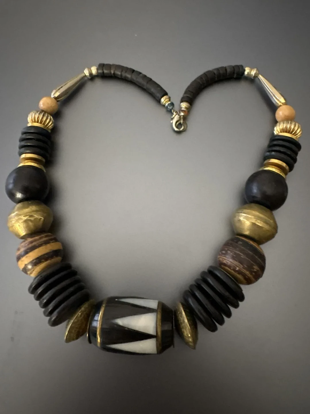 Collier plastron ethnique en laiton, bois et nacre. Longueur - Lot 266