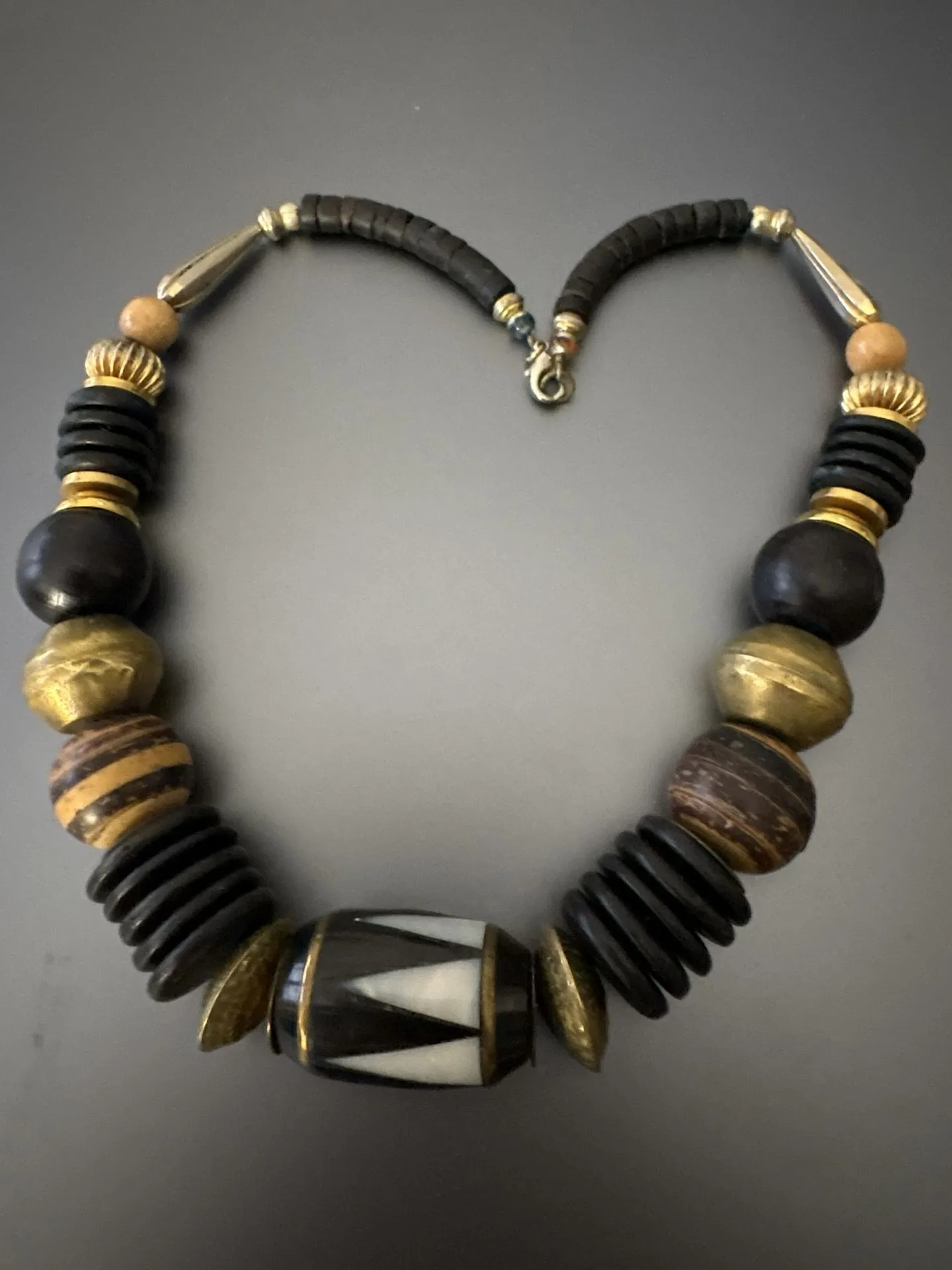 Collier plastron ethnique en laiton, bois et nacre. Longueur - Lot 266