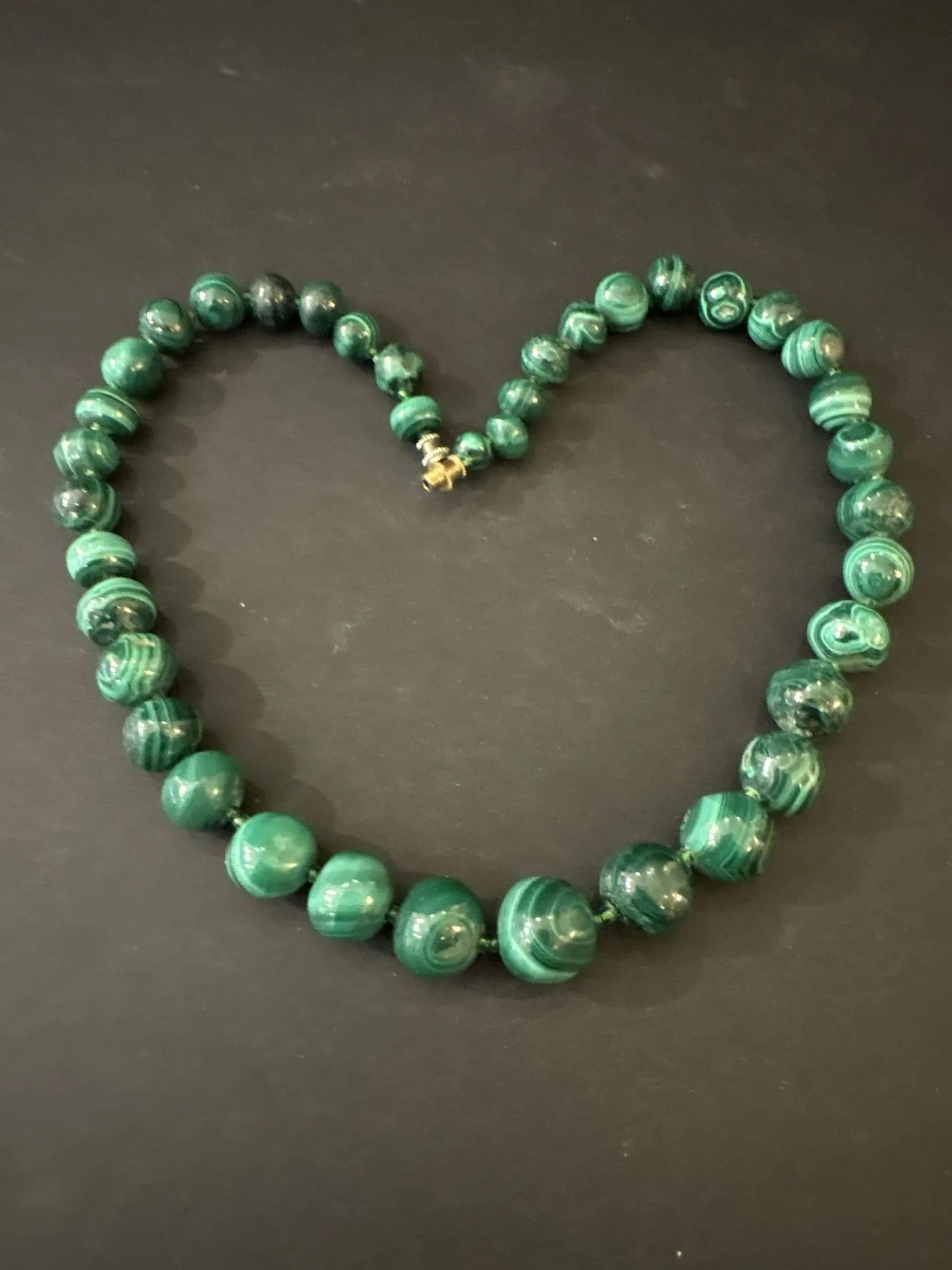 Collier en malachite 37 boules en chute de 7 mm à 15 mm. Fer - Lot 171