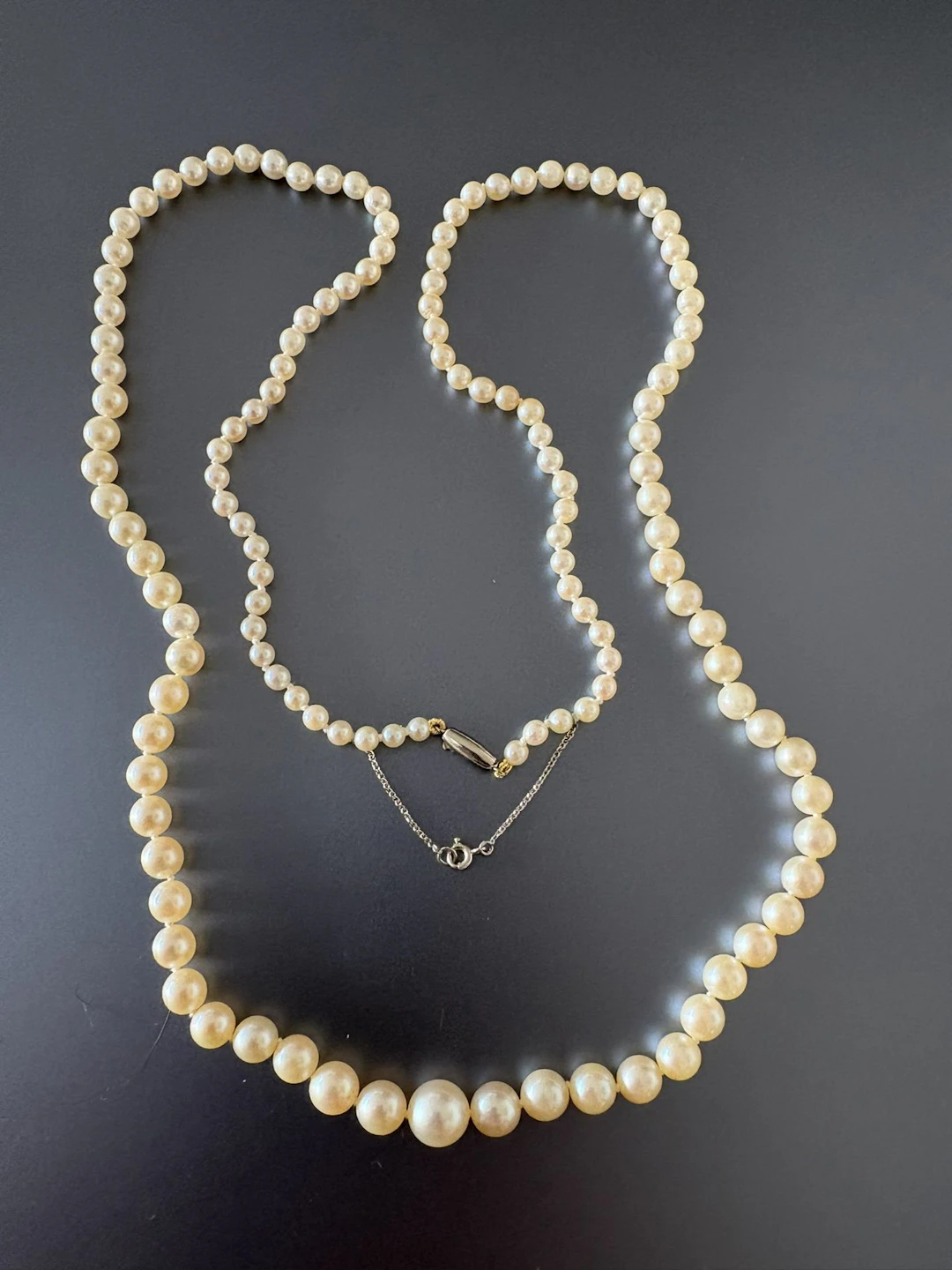 Collier en perles de culture Japon, fermoir et chaîne de séc - Lot 238