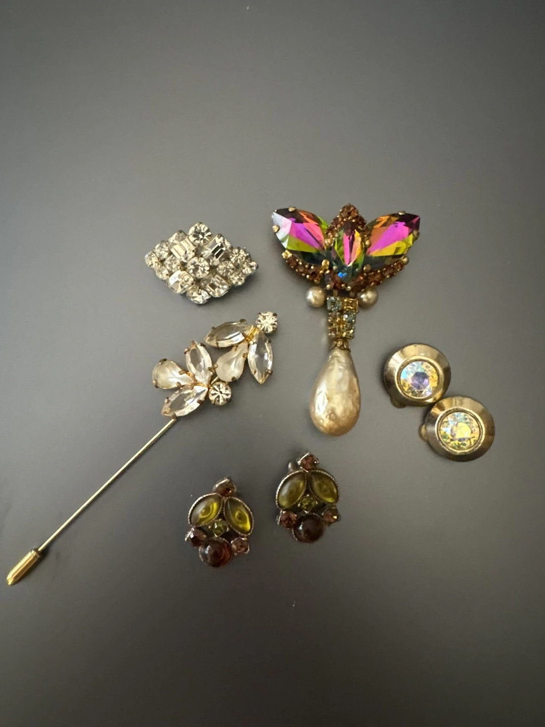 Lot bijoux fantaisie en métal et divers, dont deux broches. - Lot 262