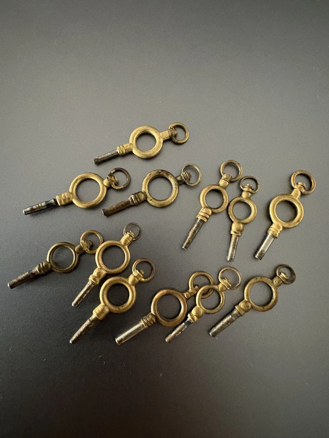 Lot comprenant 12 clefs de montres anciennes en métal doré e - Lot 160