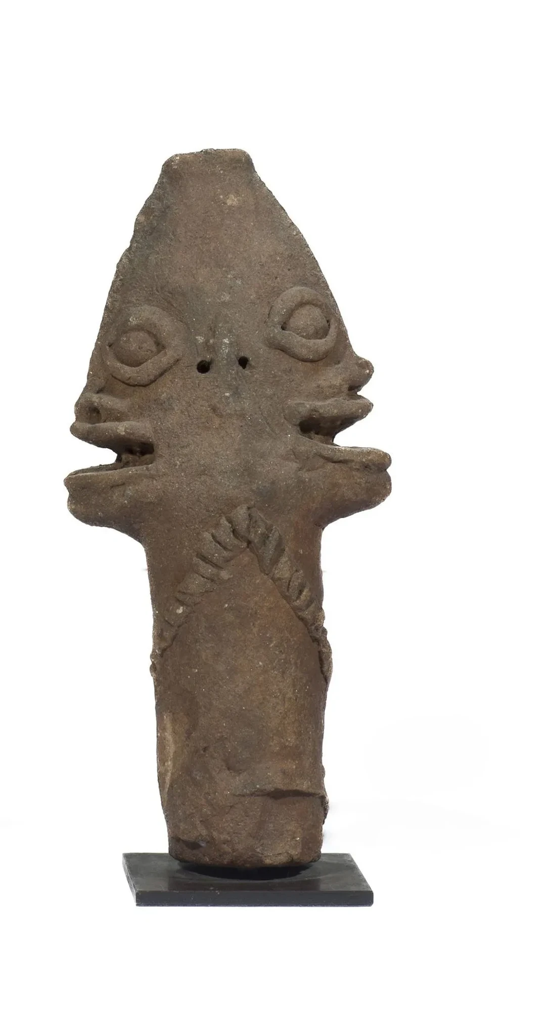 Tête de Janus de forme phallique, les bouches ouvertes et le - Lot 332