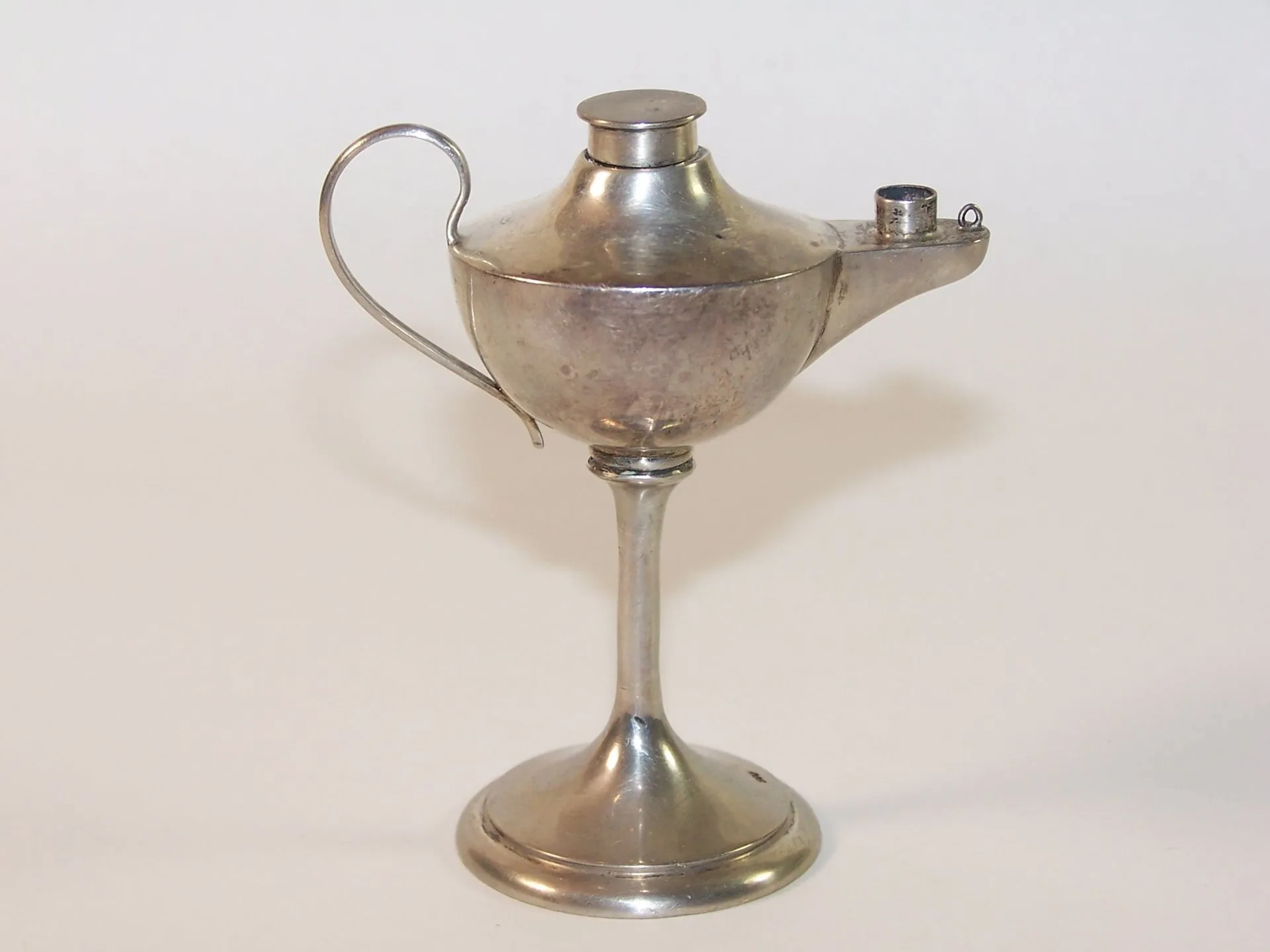 Allume-cigares en argent en forme de lampe à huile, le récep - Lot 475