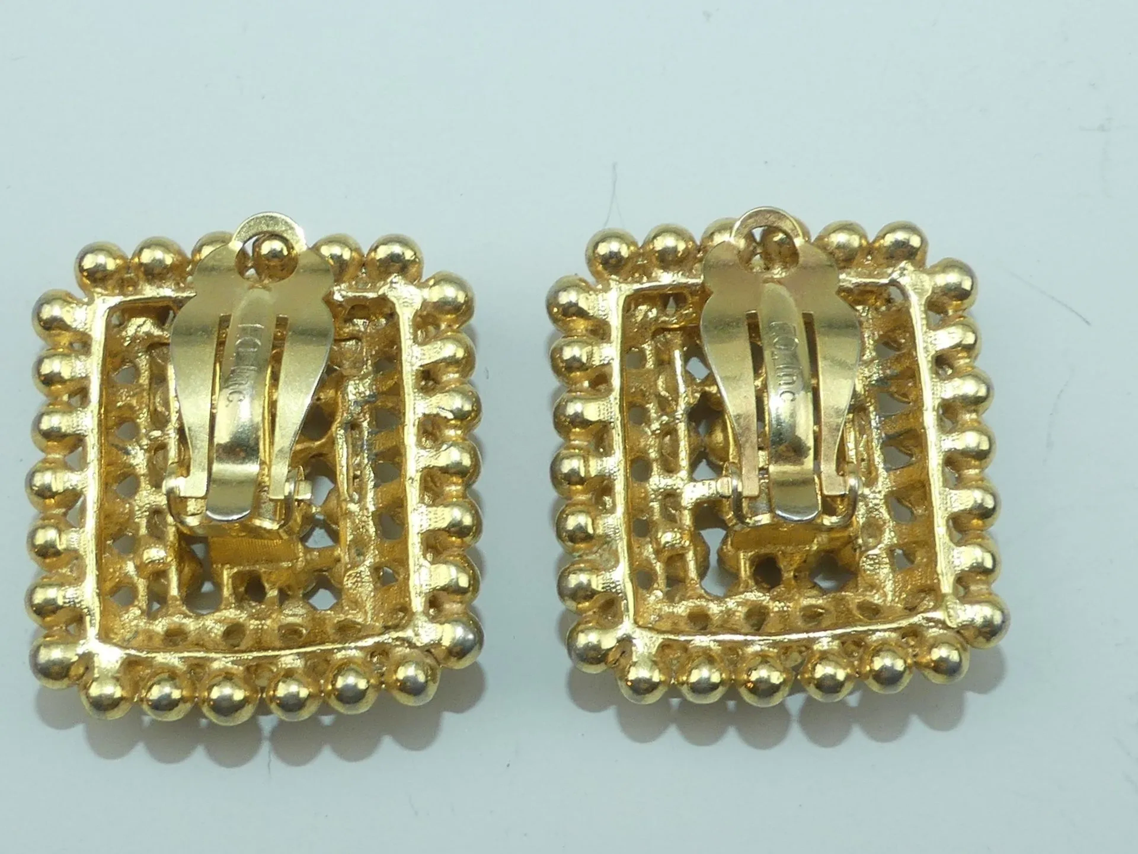 FO Inc. Paire de boucles d'oreilles vintage en métal doré à - Lot 369