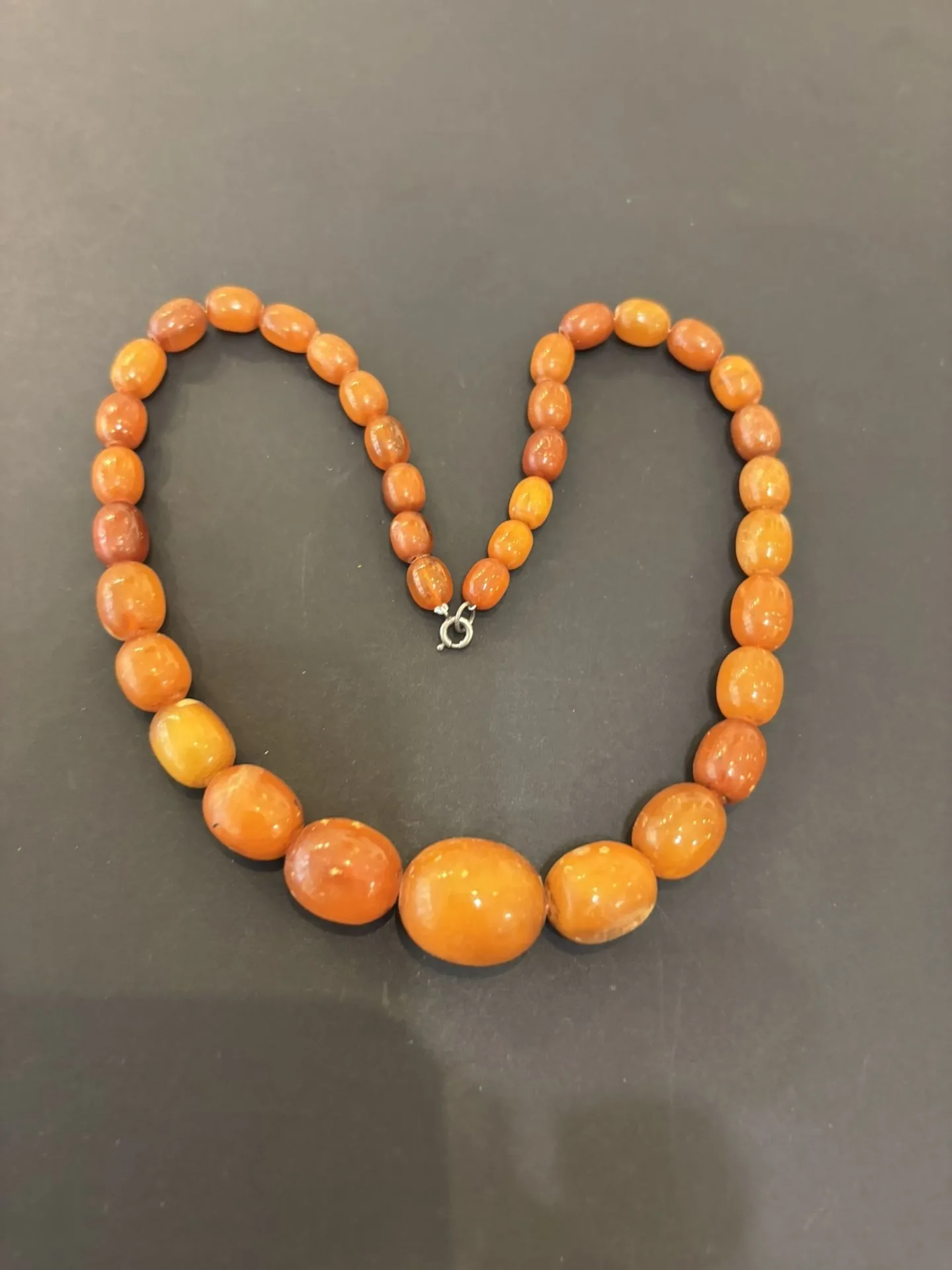 Collier ambre. Poids : 33,2 g. Longueur : 48 cm. - Lot 125